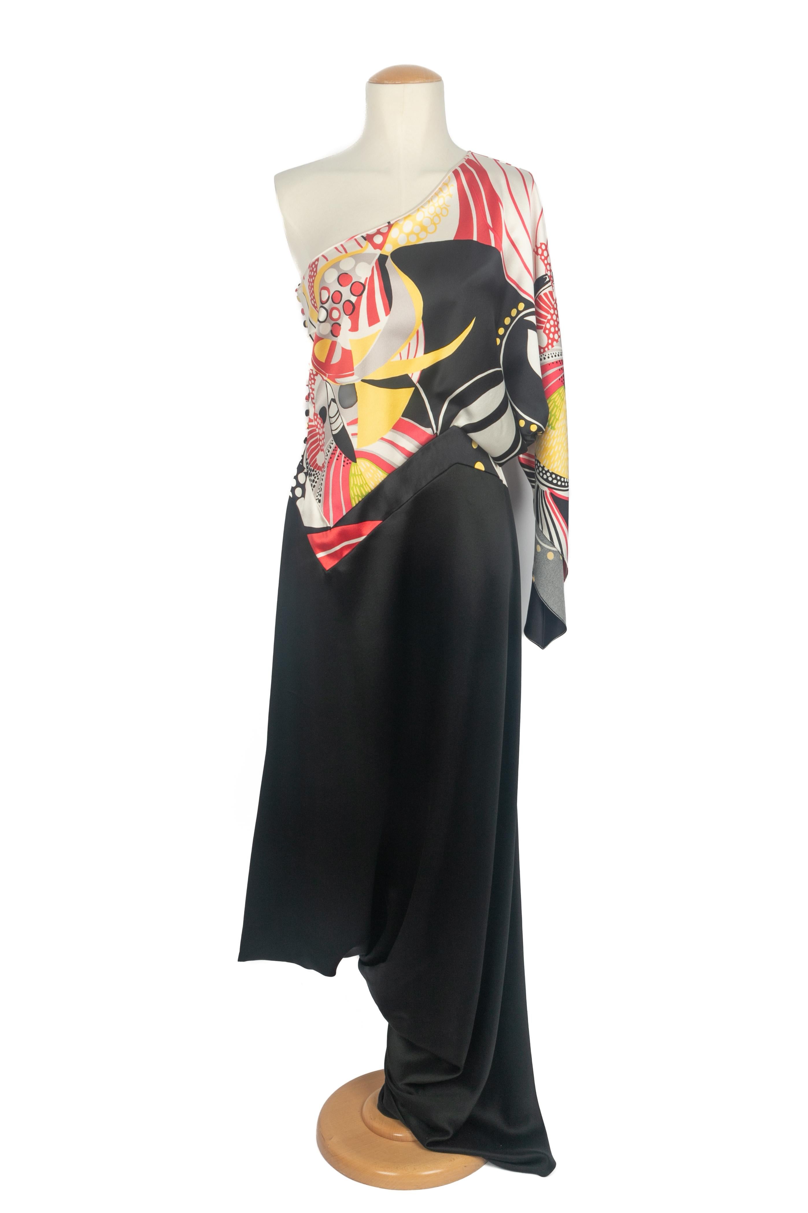 GALLIANO - (Made in France) Asymmetrisches Kleid aus schwarzer, gelber und roter Seide. Größe 38FR. 2009 Resort Collection'S.

Bedingung:
Sehr guter Zustand

Abmessungen:
Hüfte: 43 cm - Maximale Ärmellänge: 75 cm - Länge: 161 cm

SKU:VR571