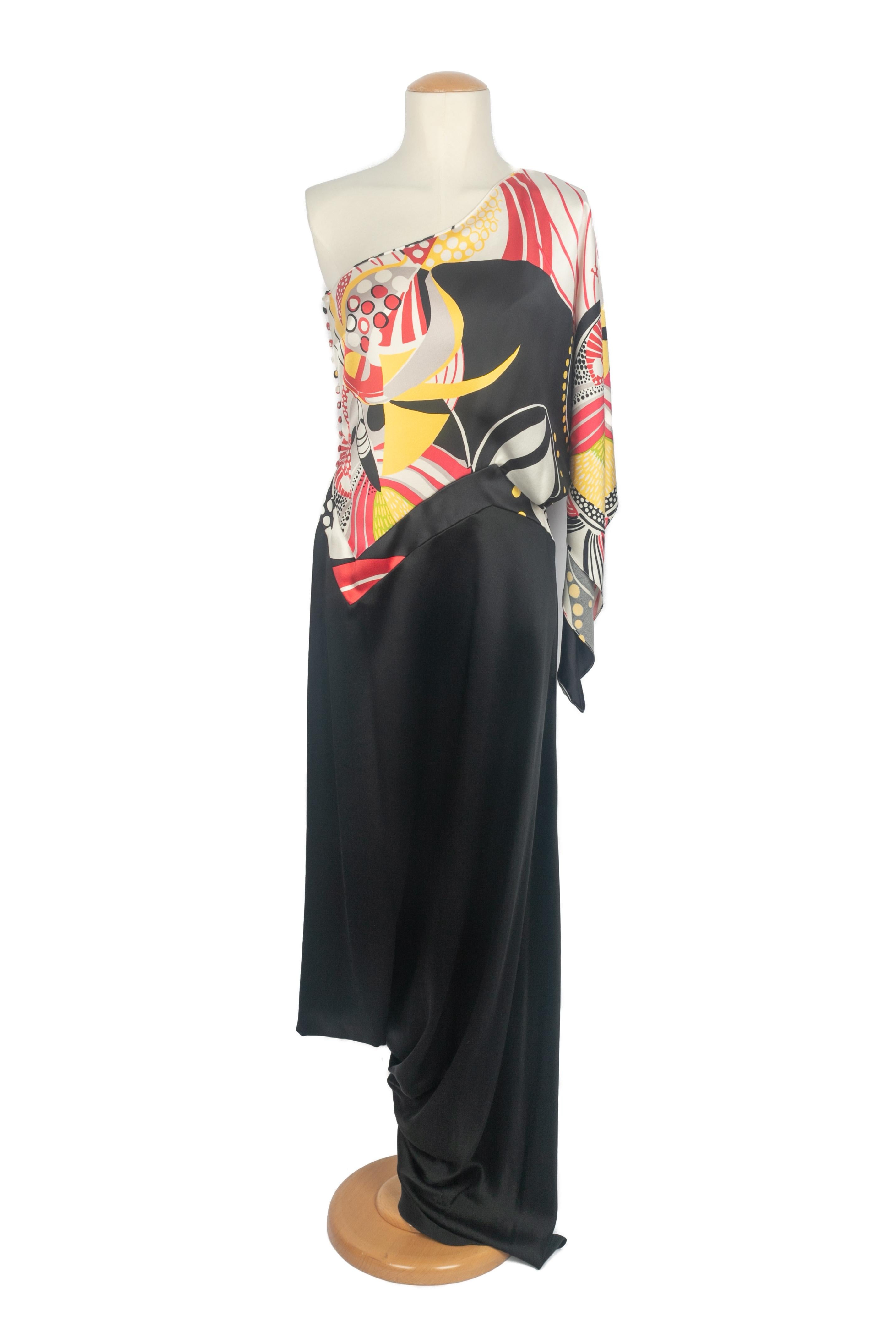 GALLIANO - (Fabriqué en France) Robe asymétrique en soie dans les tons noir, jaune et rouge. Taille 38FR. Collectional 2009.

Condit :
Très bon état.

Dimensions :
Hanches : 43 cm - Longueur maximale des manches : 75 cm - Longueur : 161