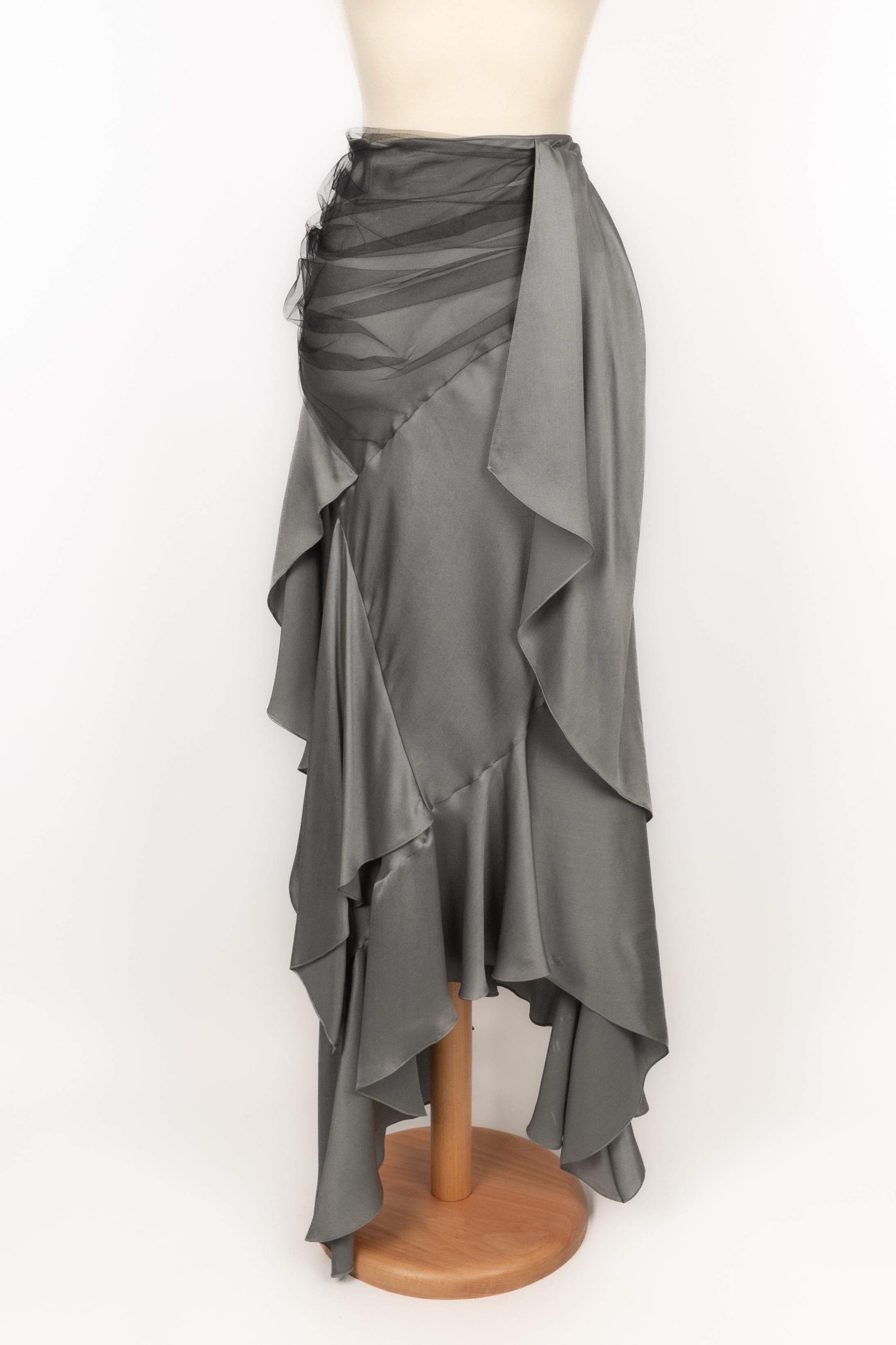 JOHN GALLIANO (Made in France) Pearl gray silk and black tulle skirt. Size and composition labels missing; it fits a 38FR.

Size: 36 cm - Length: 100 cm
