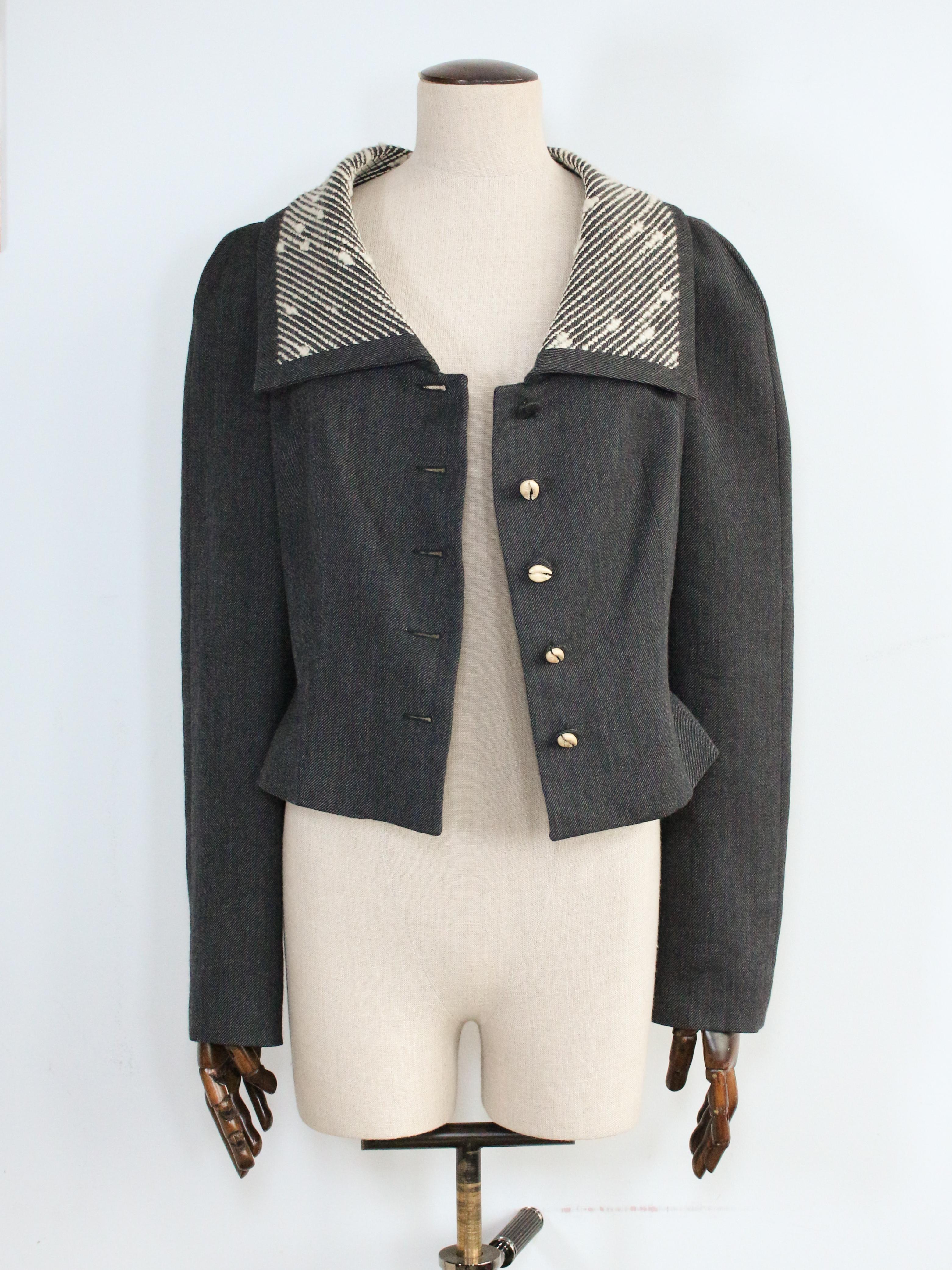 John Galliano Otoño/Invierno 1999 Chaqueta de lana con cuello marinero y botones de concha en venta 6