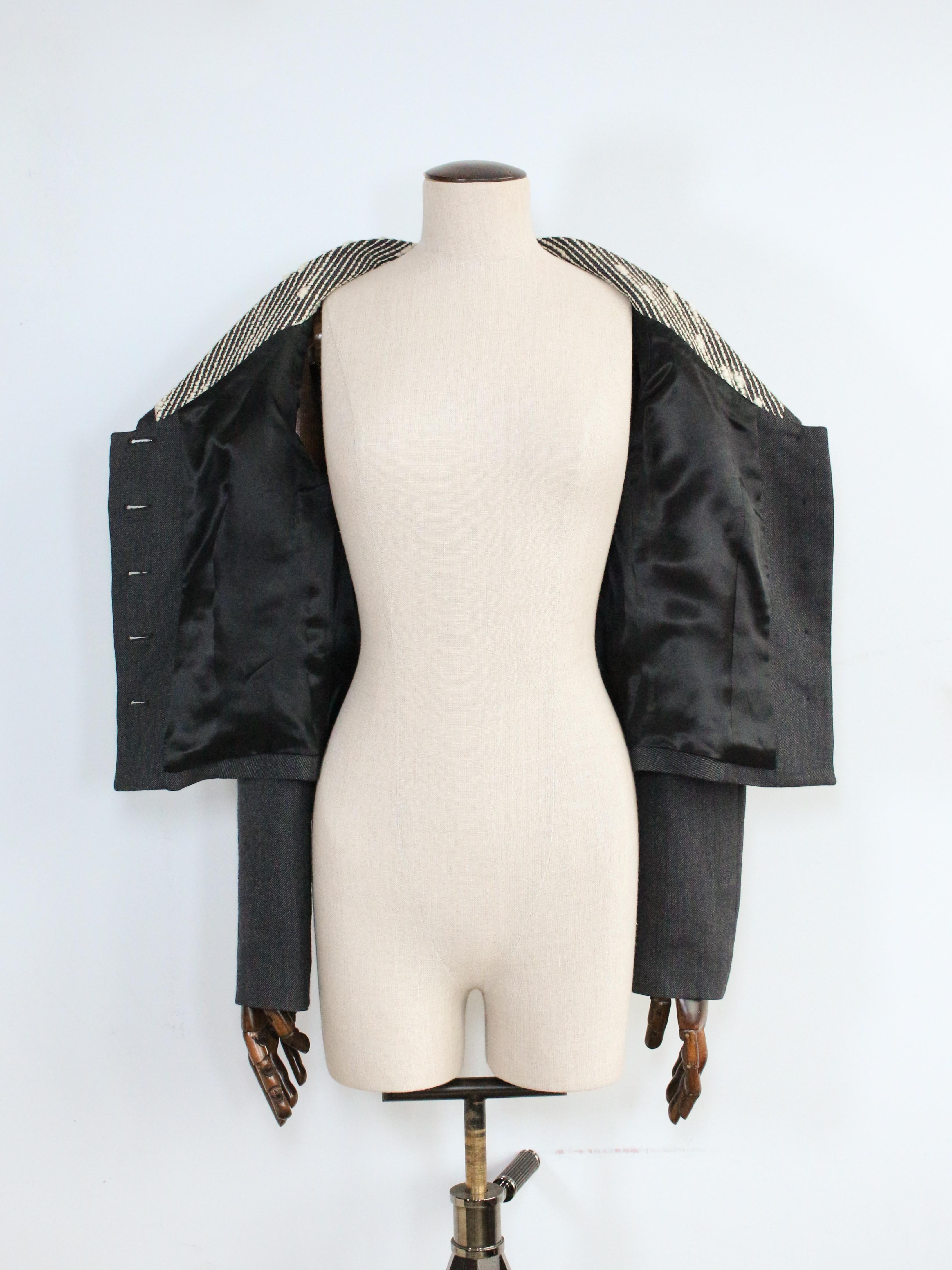 John Galliano Otoño/Invierno 1999 Chaqueta de lana con cuello marinero y botones de concha en venta 7