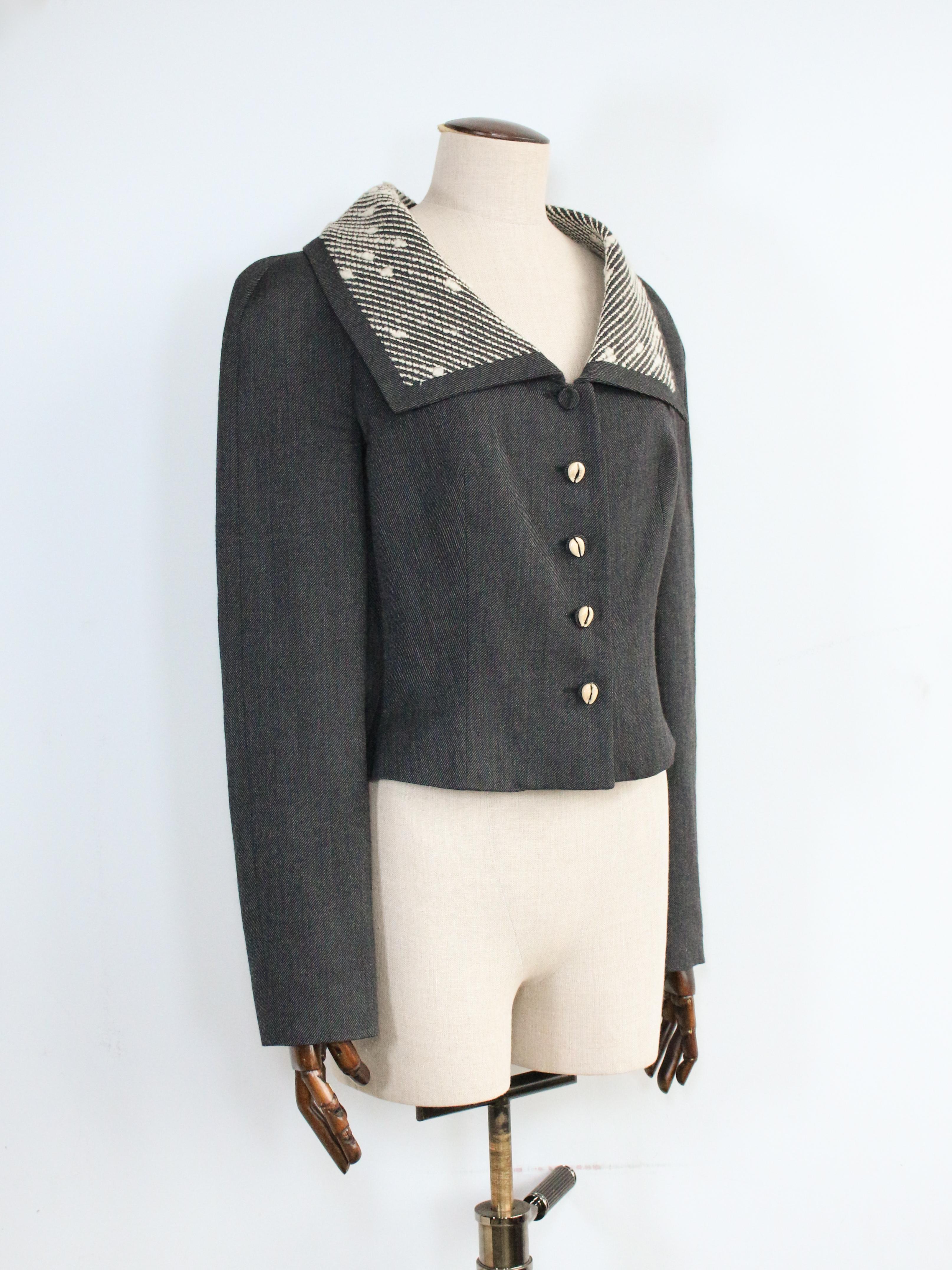Chaqueta de lana John Galliano Otoño/Invierno 1999 con cuello puntiagudo de estilo marinero cosido en blanco y botones de concha.

Al botón superior le falta la caracola, por lo demás está en excelente estado.

Tagged talla FR40.

