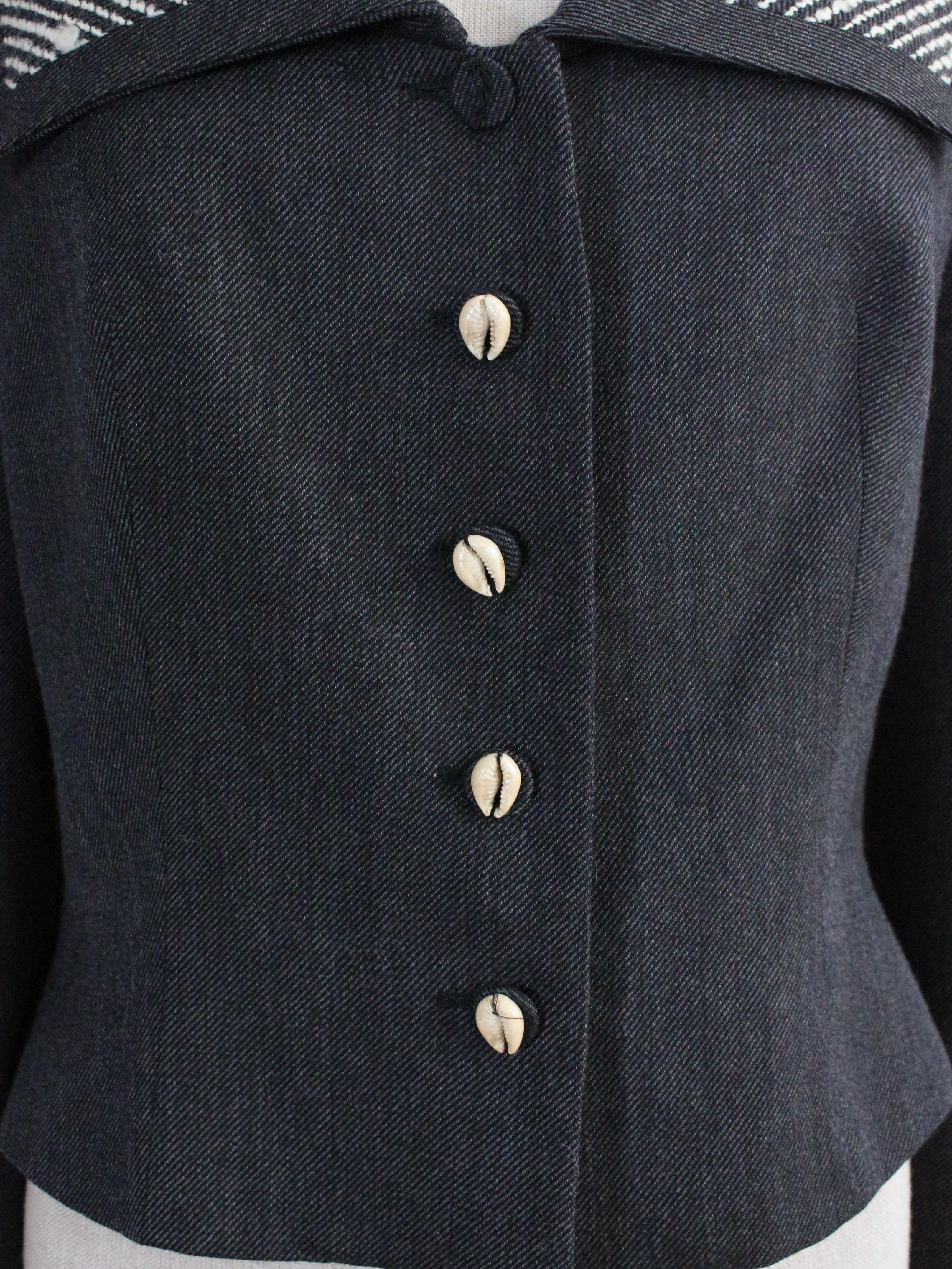 John Galliano Otoño/Invierno 1999 Chaqueta de lana con cuello marinero y botones de concha en venta 1