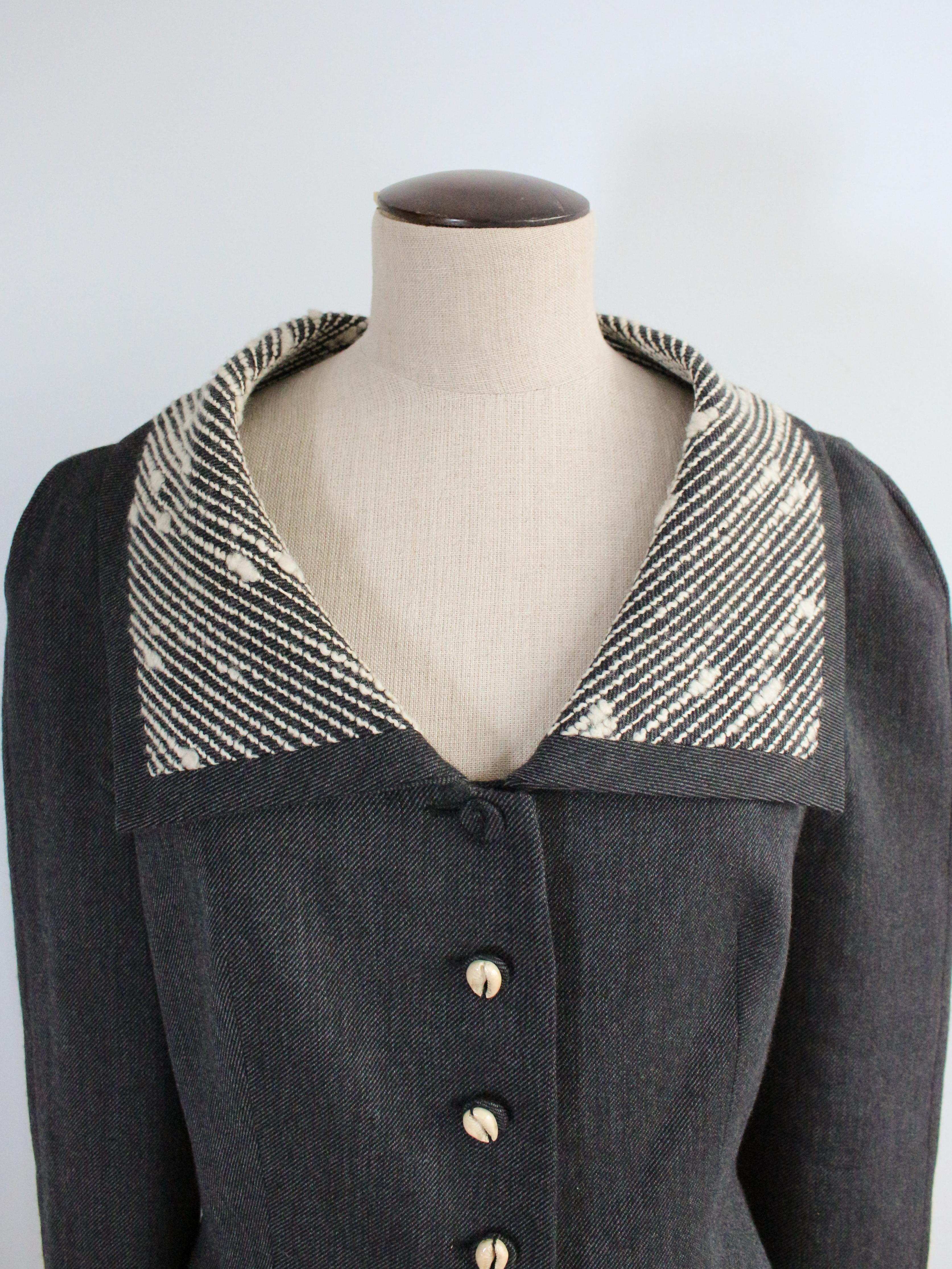 John Galliano Otoño/Invierno 1999 Chaqueta de lana con cuello marinero y botones de concha en venta 3