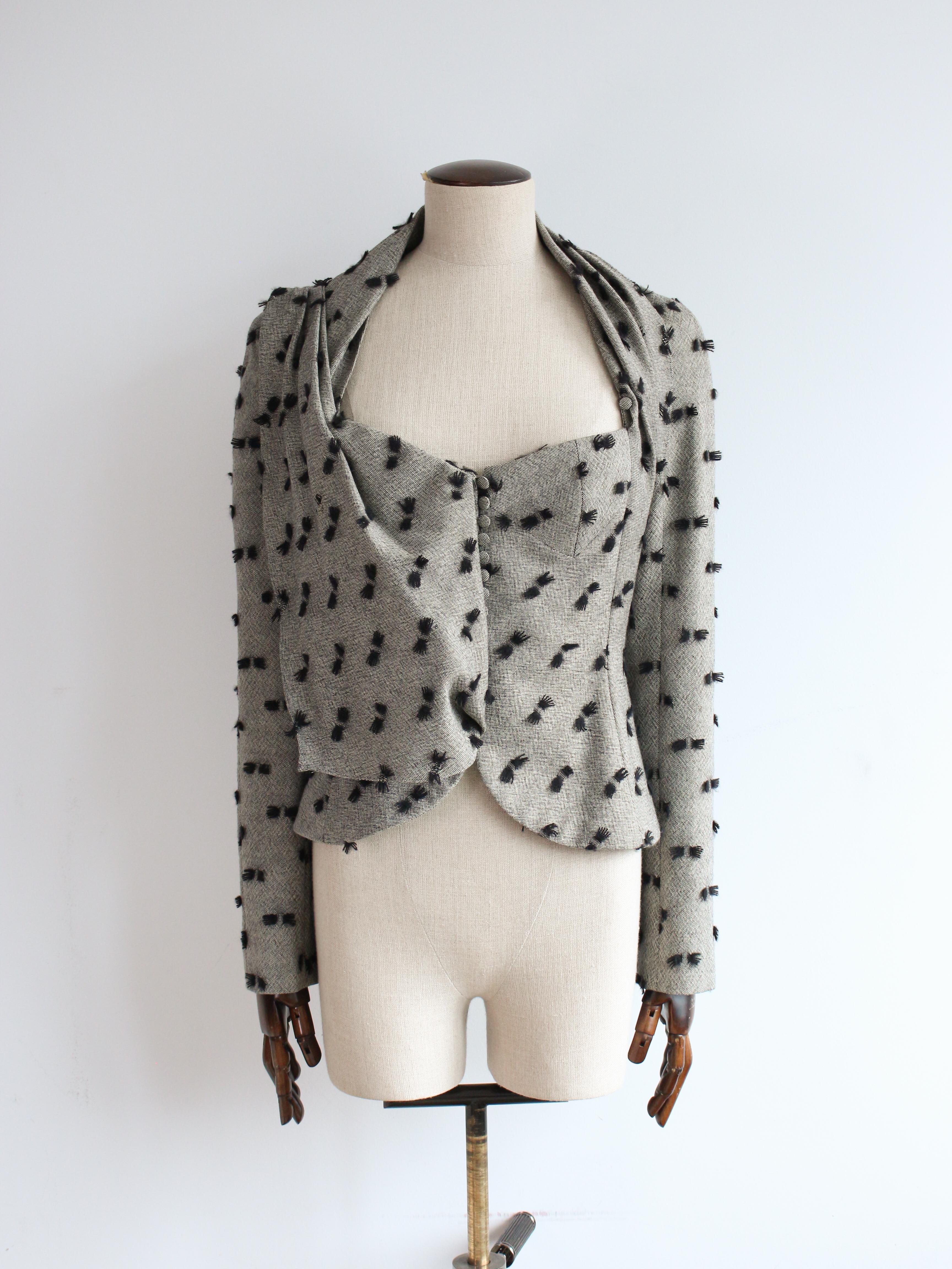 Grigio John Galliano Autunno/Inverno 1999 Giacca in lana applicata con drappeggio sul davanti in vendita