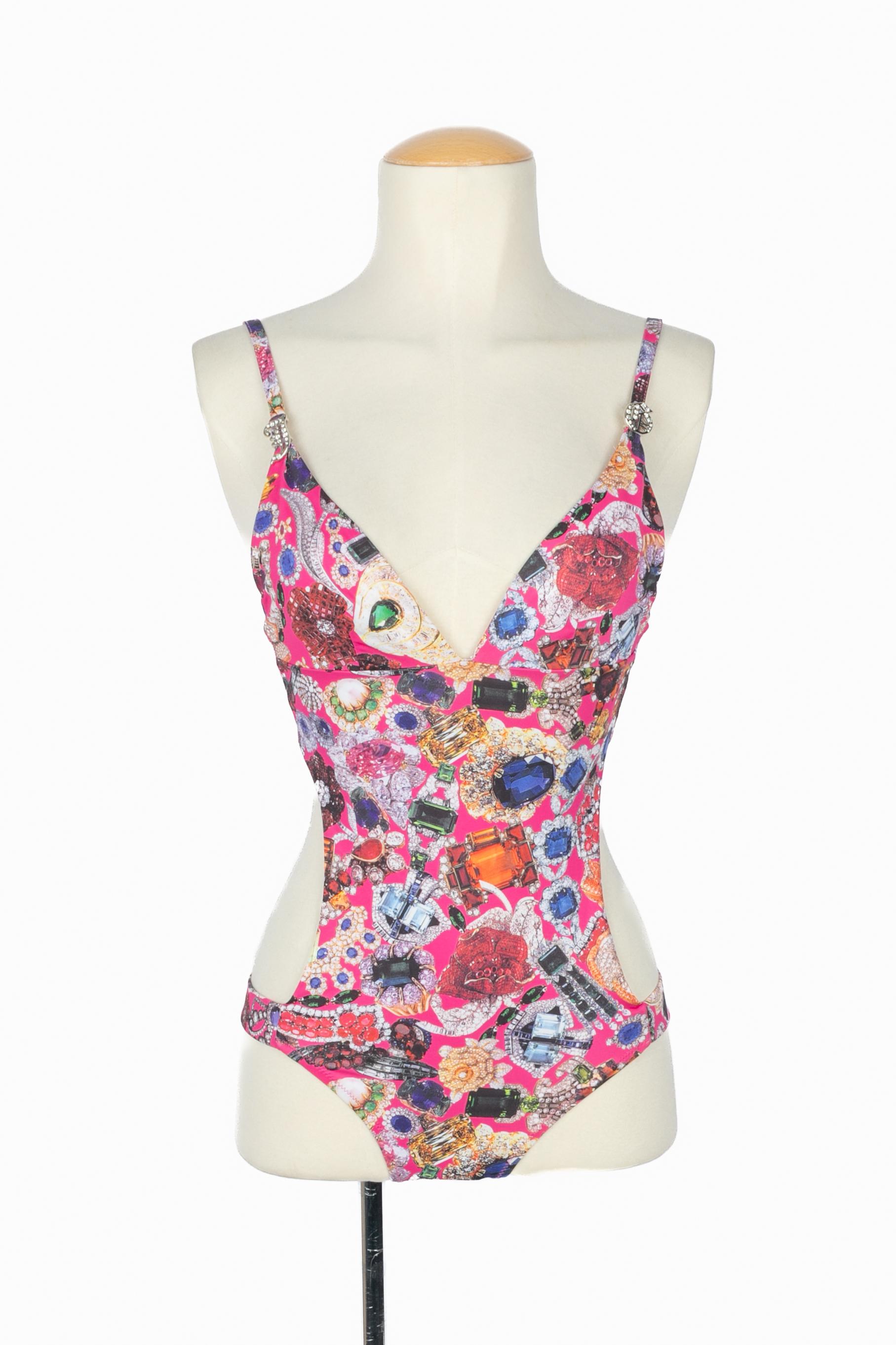JOHN GALLIANO - (Made in Italy) One-piece swimsuit printed with multicolored jewelry on a pink background, with a matching skirt. Indicata la taglia 38FR. A Collection circa 2005/2010.

Condizioni:
Ottime condizioni

Dimensioni:
Swimsuit: Chest: 32