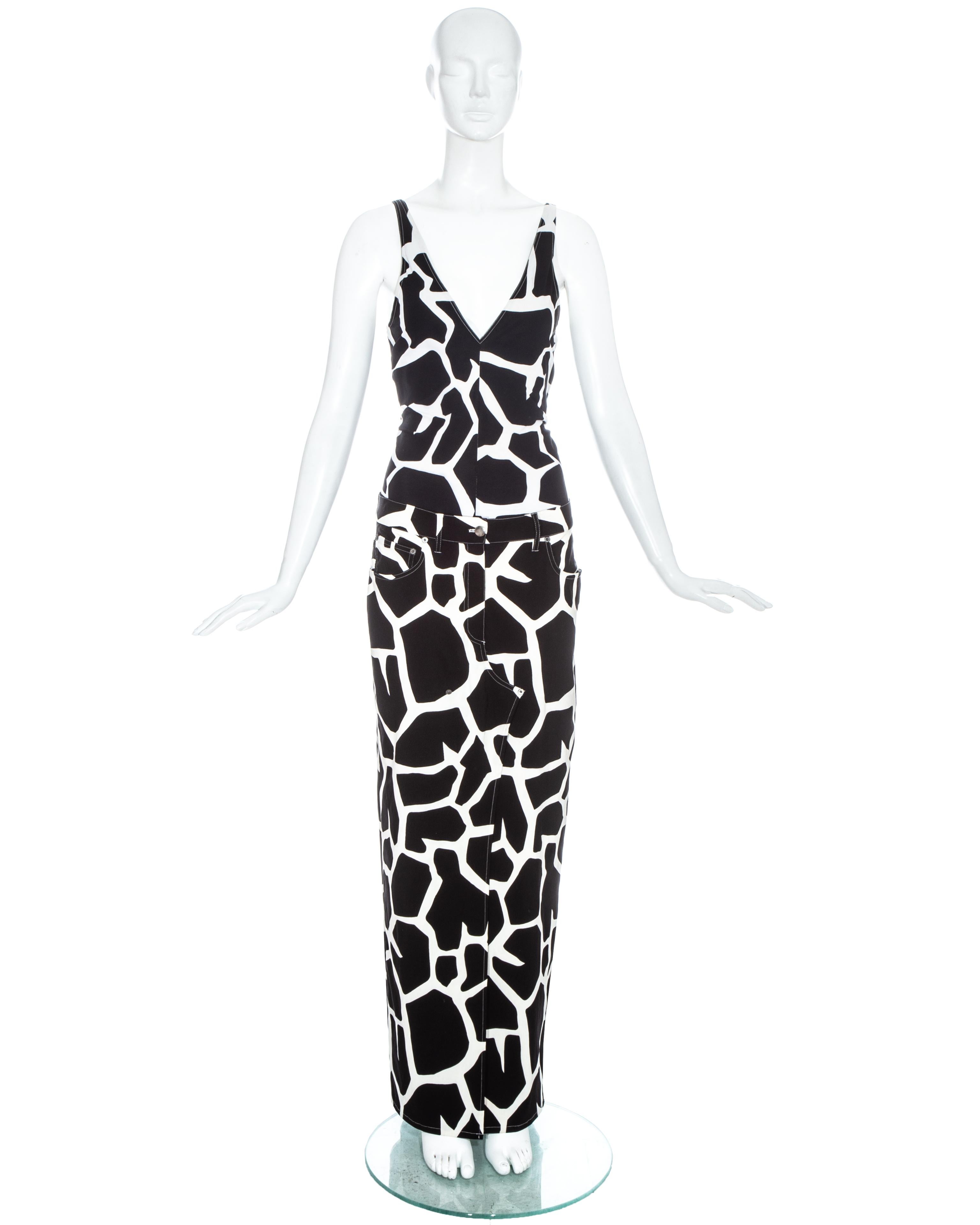 Ensemble jupe noir et blanc de John Galliano comprenant : gilet à col en V et jupe maxi avec fente haute sur le devant et dans le dos.

Printemps-été 2000
