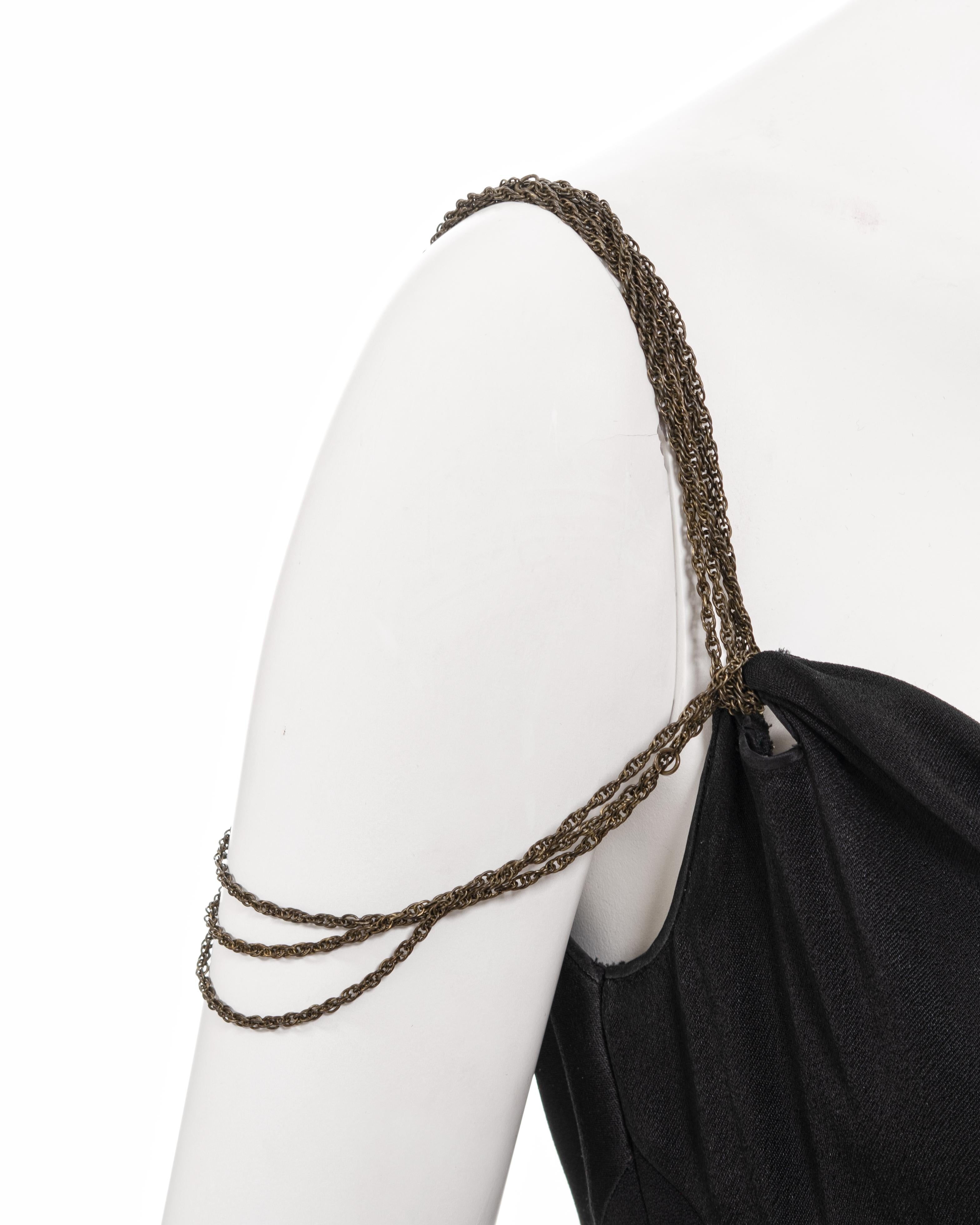 John Galliano - Robe de soirée en satin noir coupée en biais avec bretelles en chaîne, printemps-été 2002 en vente 3
