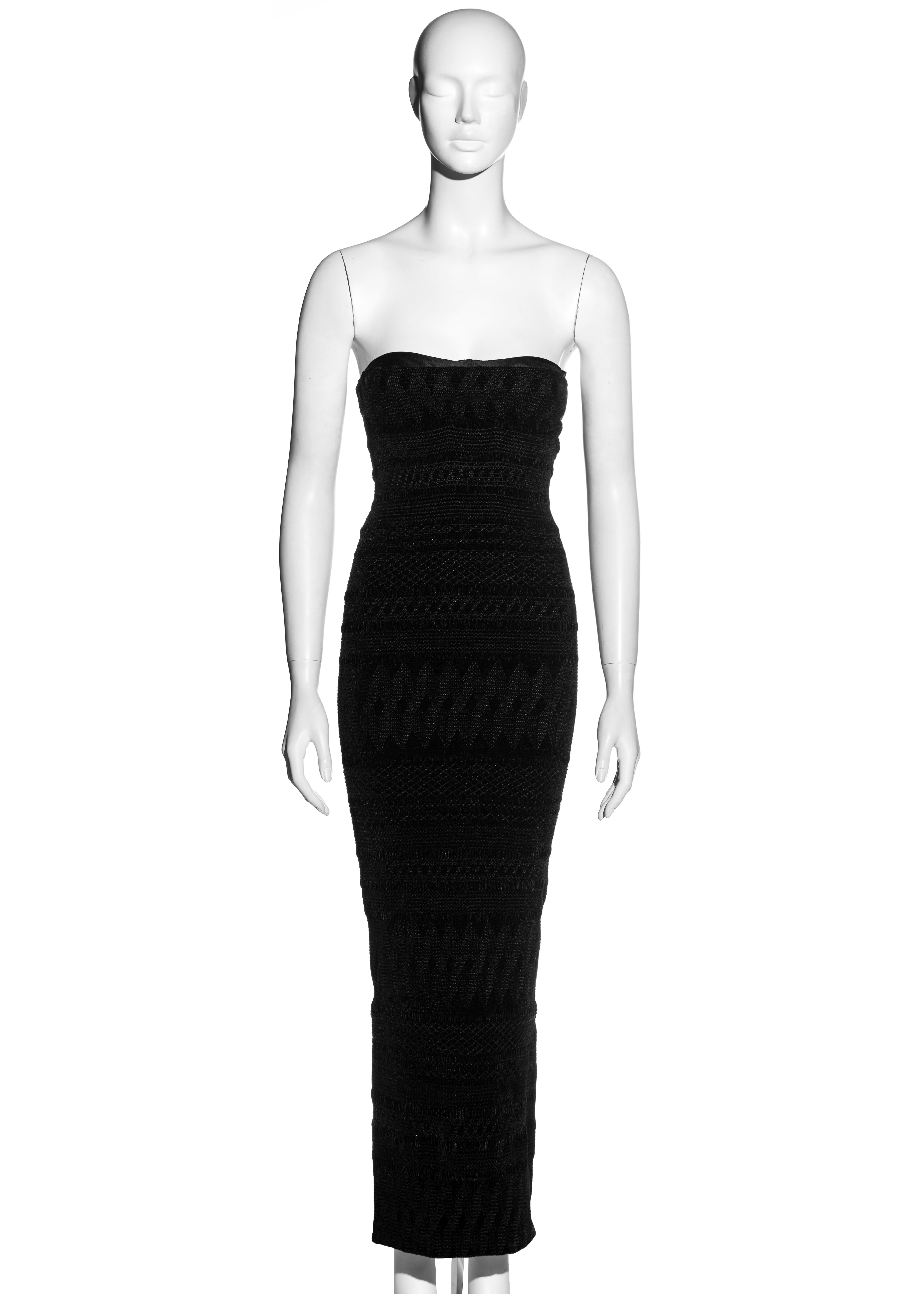 John Galliano Schwarzer Chenille-Opernmantel und trägerloses Korsettkleid, fw 1995 7