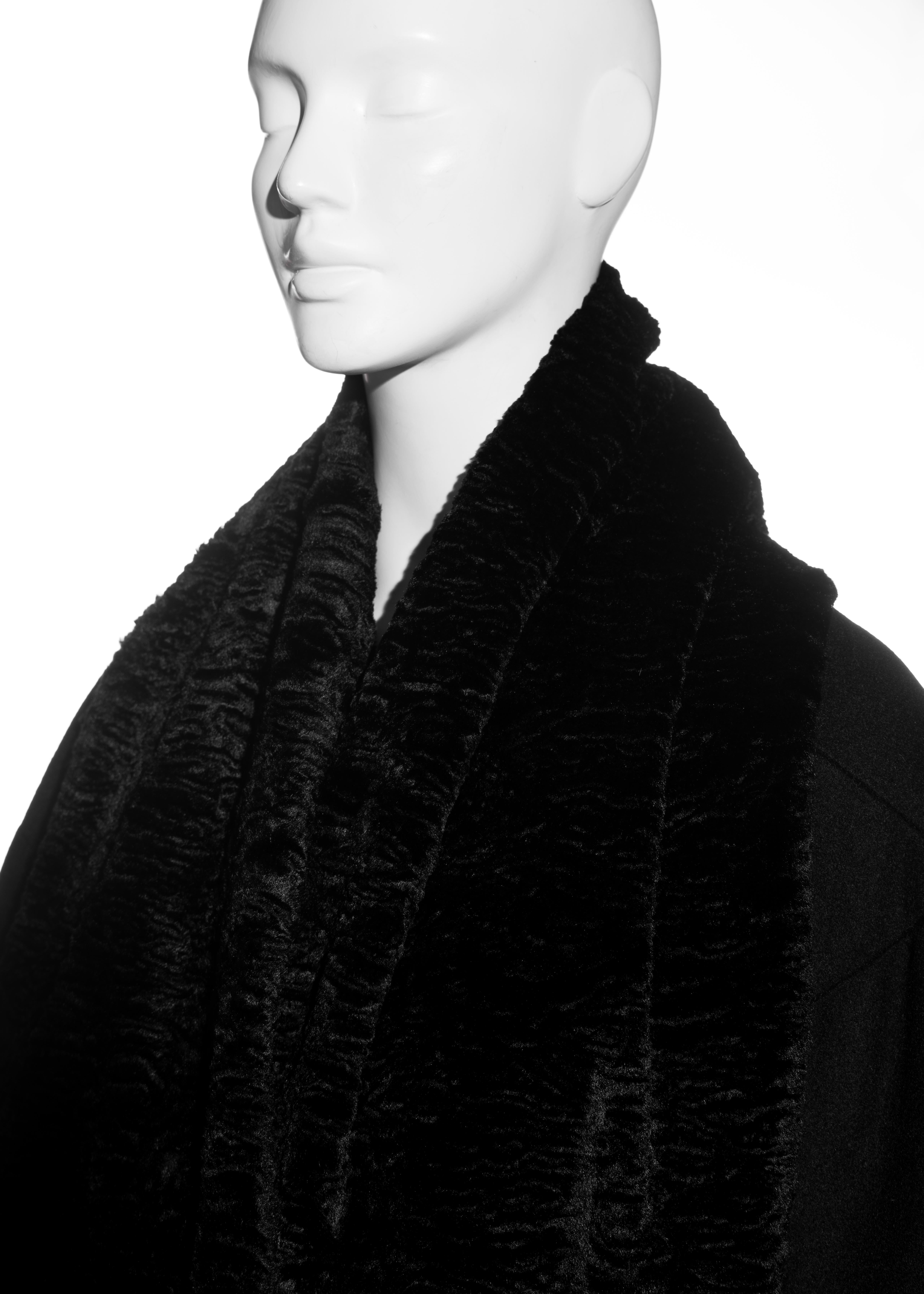 John Galliano Schwarzer Chenille-Opernmantel und trägerloses Korsettkleid, fw 1995 9