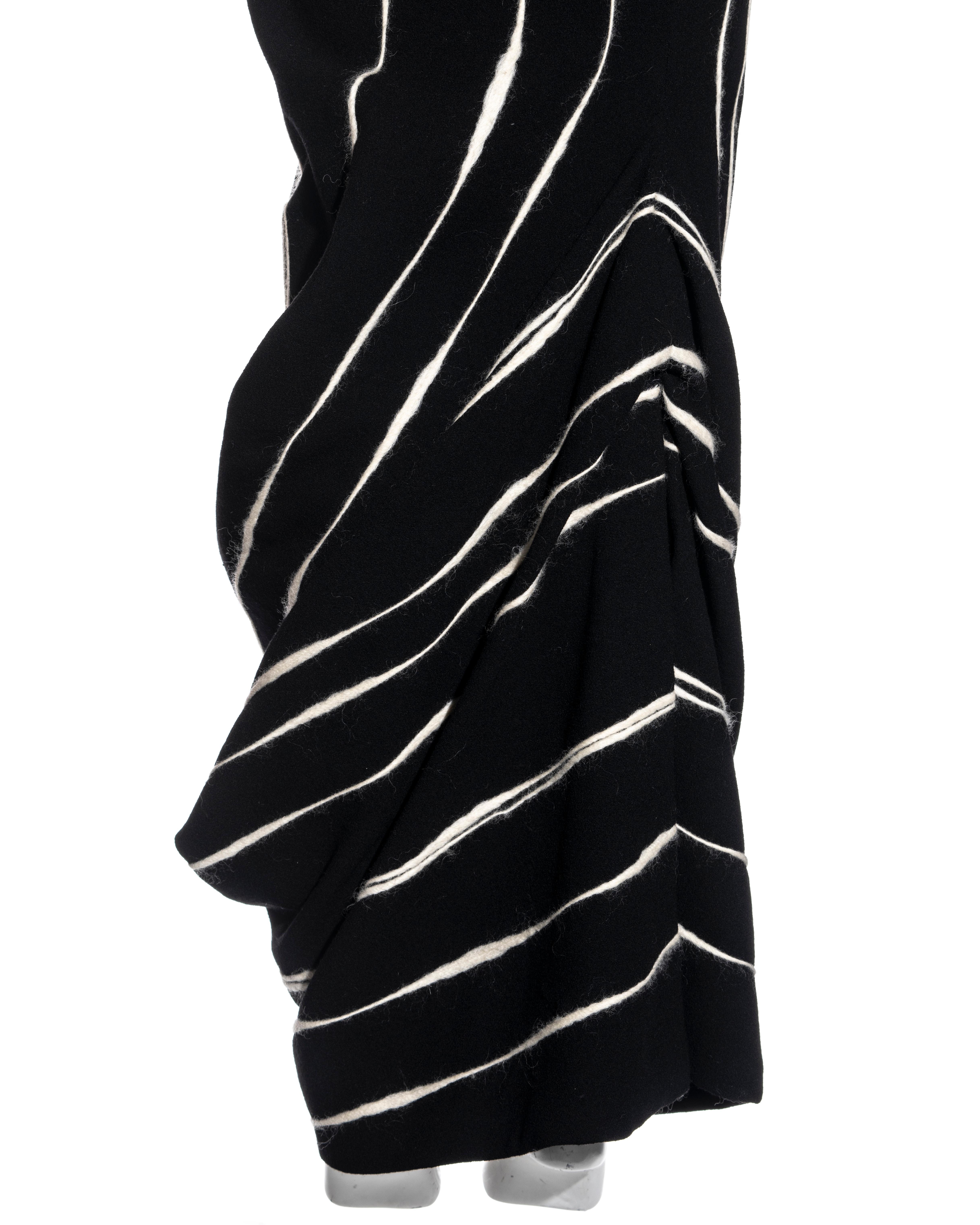 John Galliano vestido de tirantes de crêpe negro con rayas de mohair blanco, fw 1995 5