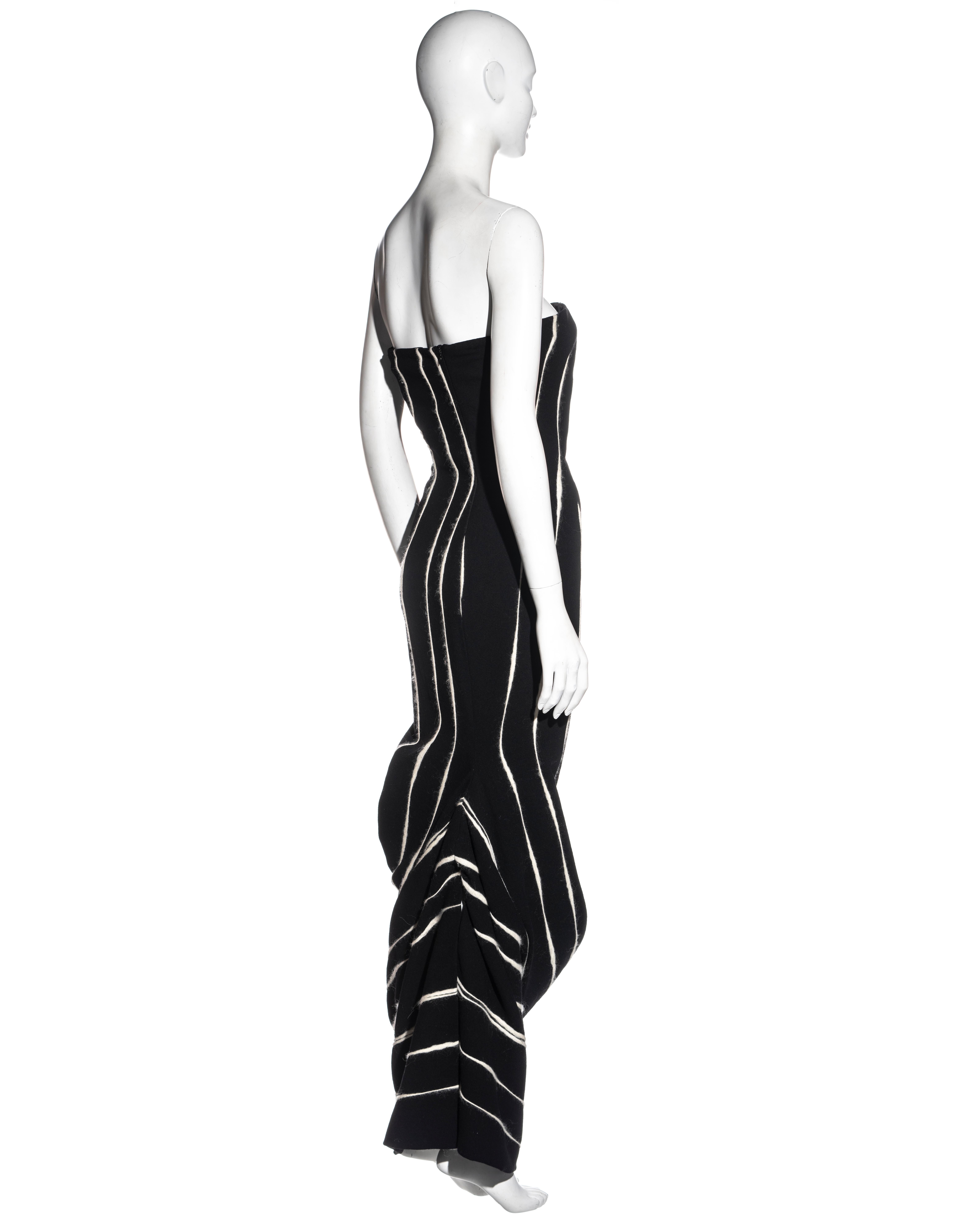 John Galliano vestido de tirantes de crêpe negro con rayas de mohair blanco, fw 1995 6