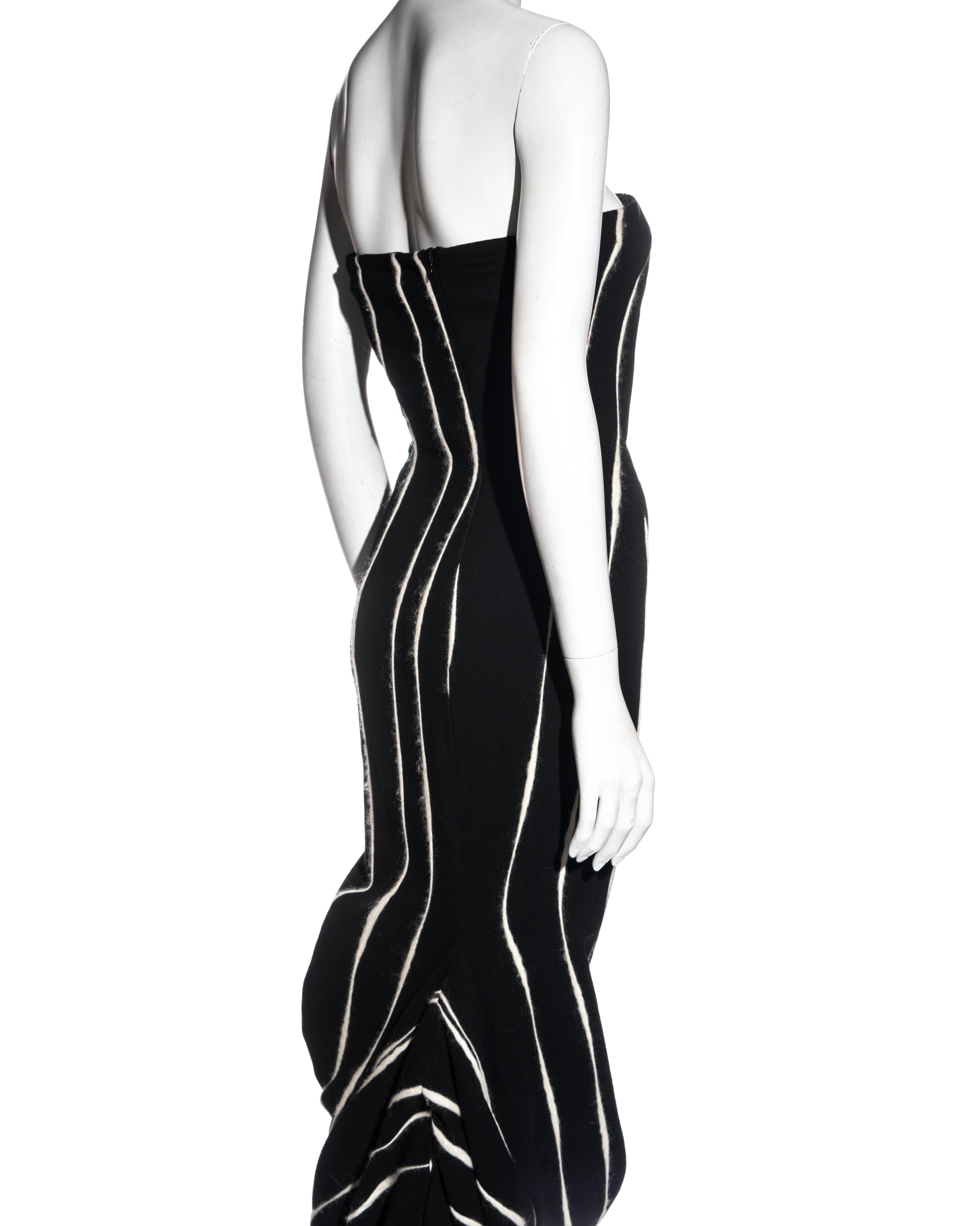 John Galliano vestido de tirantes de crêpe negro con rayas de mohair blanco, fw 1995 7