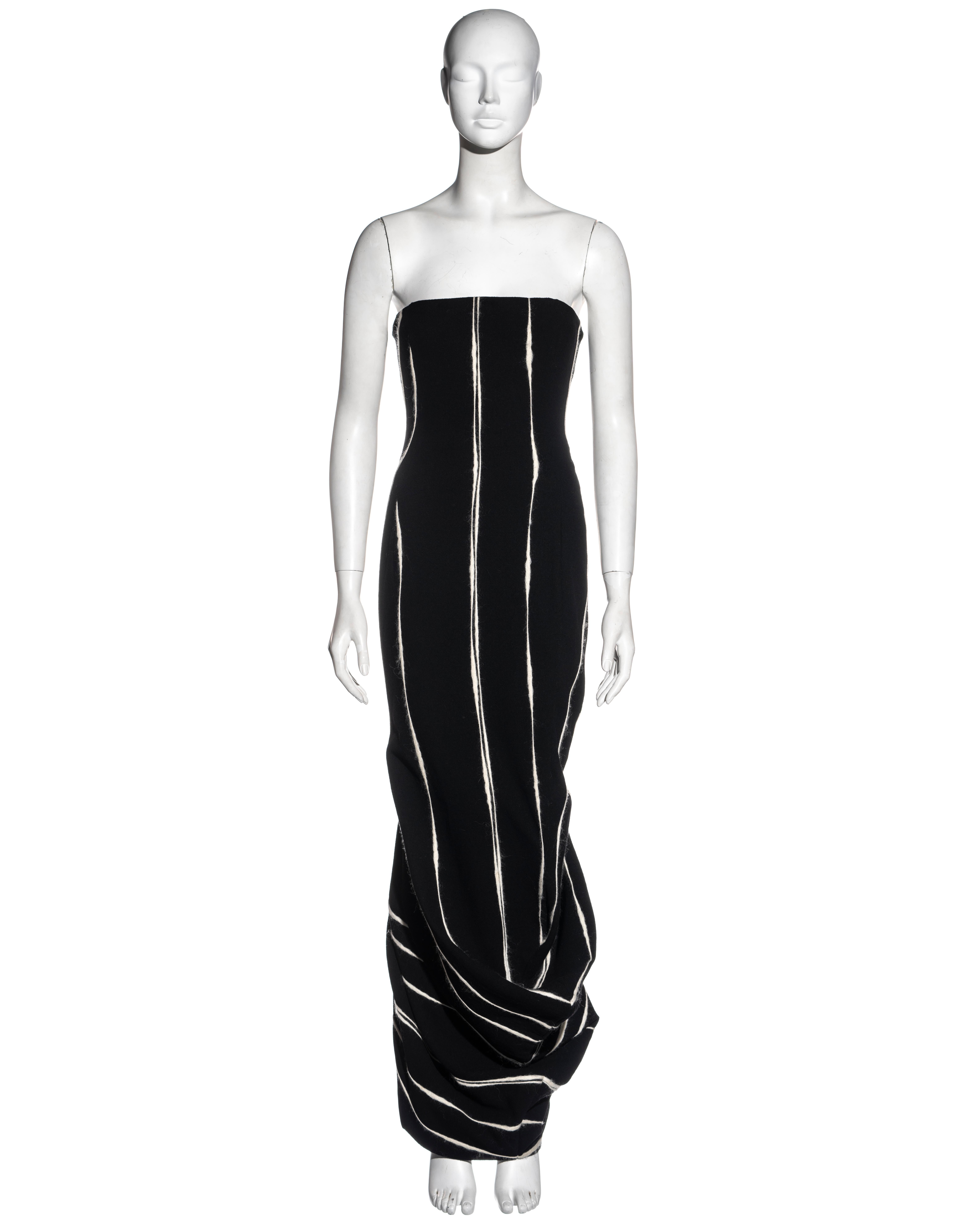 ▪ Vestido de noche sin tirantes de crepé negro John Galliano
▪ Mohair blanco a rayas insertadas 
▪ Corsé incorporado 
▪ Falda hasta el suelo con gran caída asimétrica 
▪ FR 38 - UK 10 - US 6
▪ Otoño-Invierno 1995
fabricado en Francia