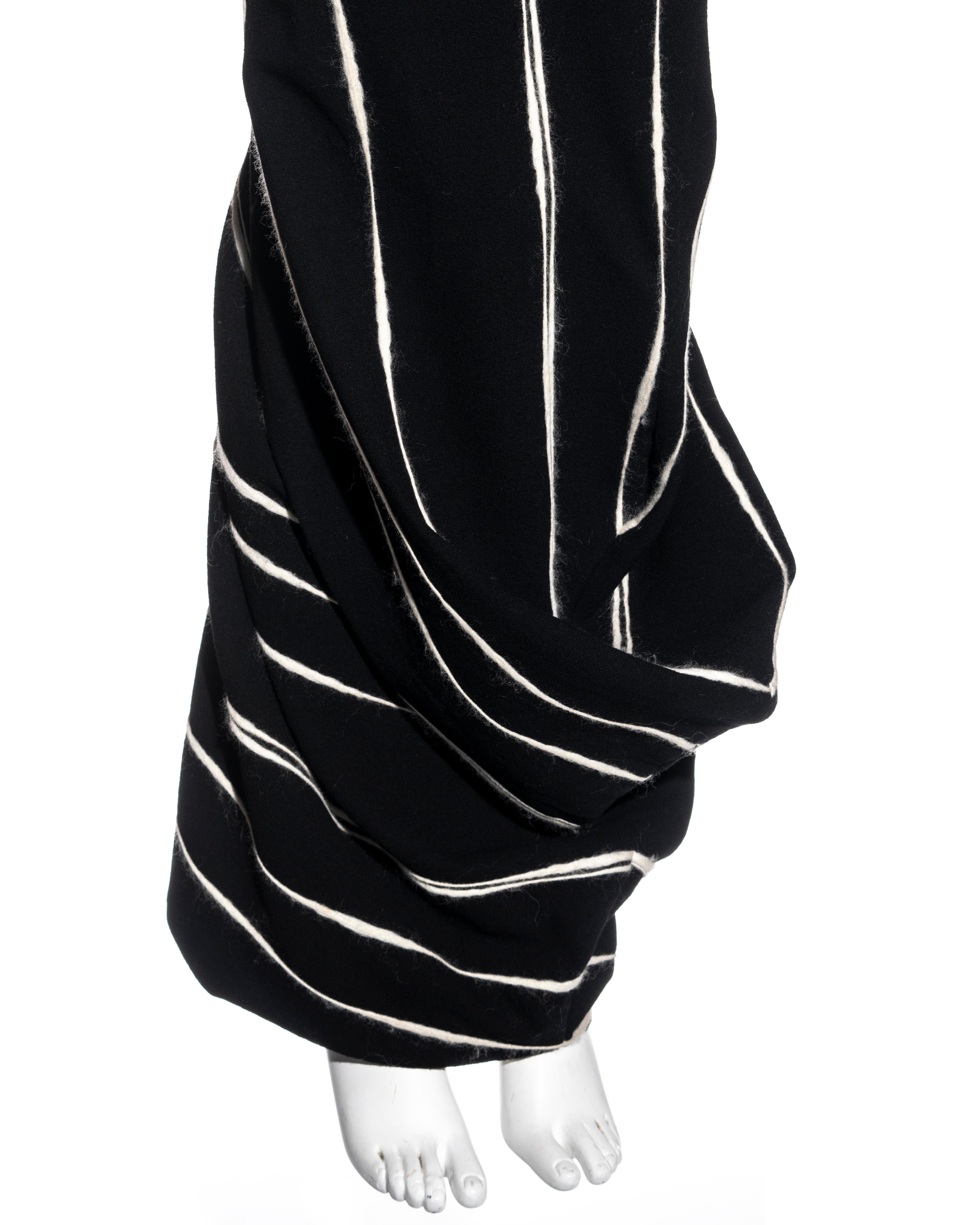 John Galliano vestido de tirantes de crêpe negro con rayas de mohair blanco, fw 1995 en Excelente Estado en London, GB