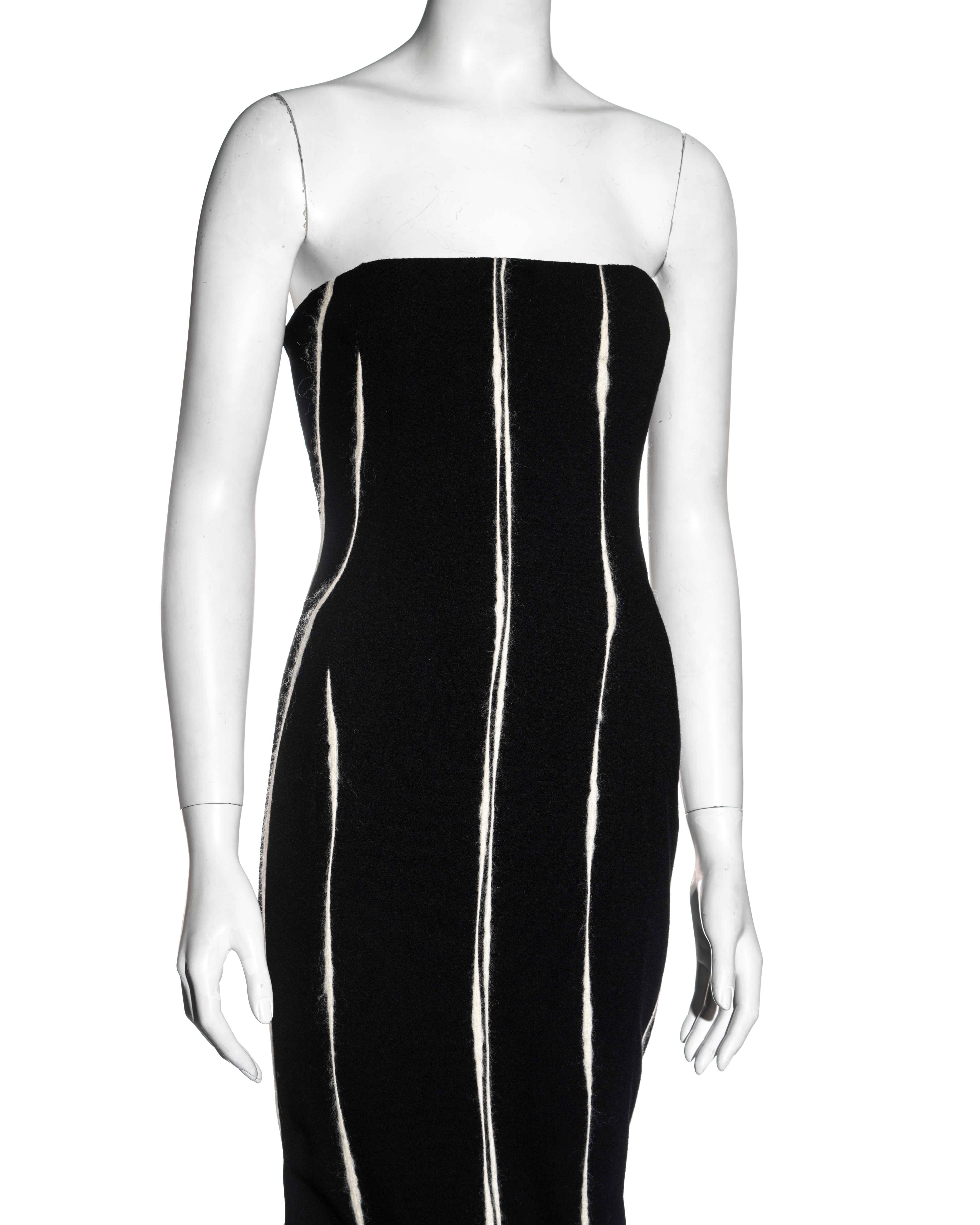 De las mujeres John Galliano vestido de tirantes de crêpe negro con rayas de mohair blanco, fw 1995