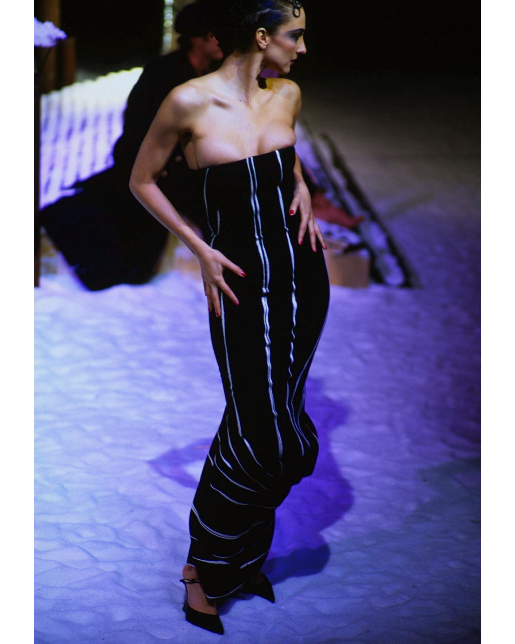 John Galliano vestido de tirantes de crêpe negro con rayas de mohair blanco, fw 1995 1
