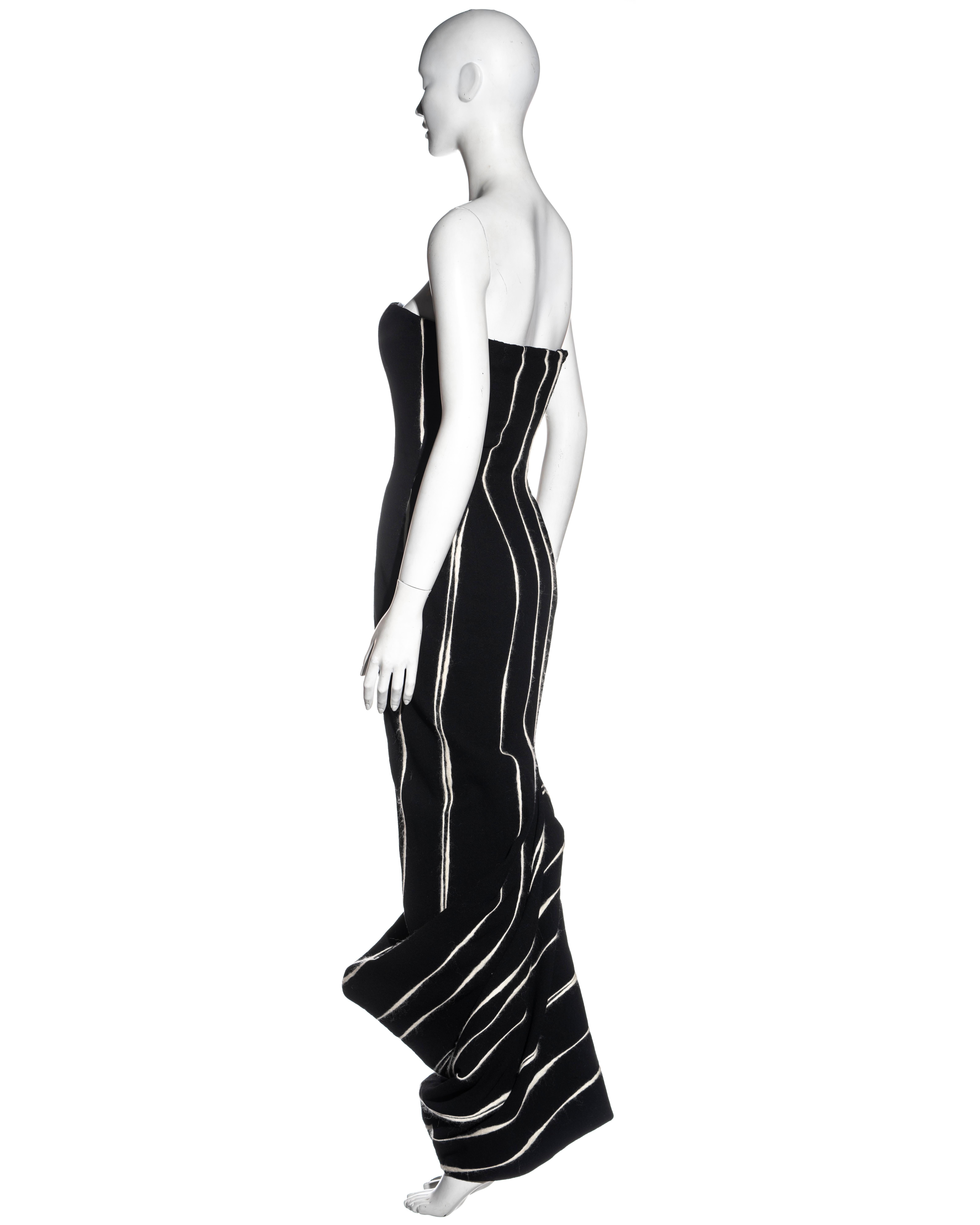 John Galliano vestido de tirantes de crêpe negro con rayas de mohair blanco, fw 1995 3