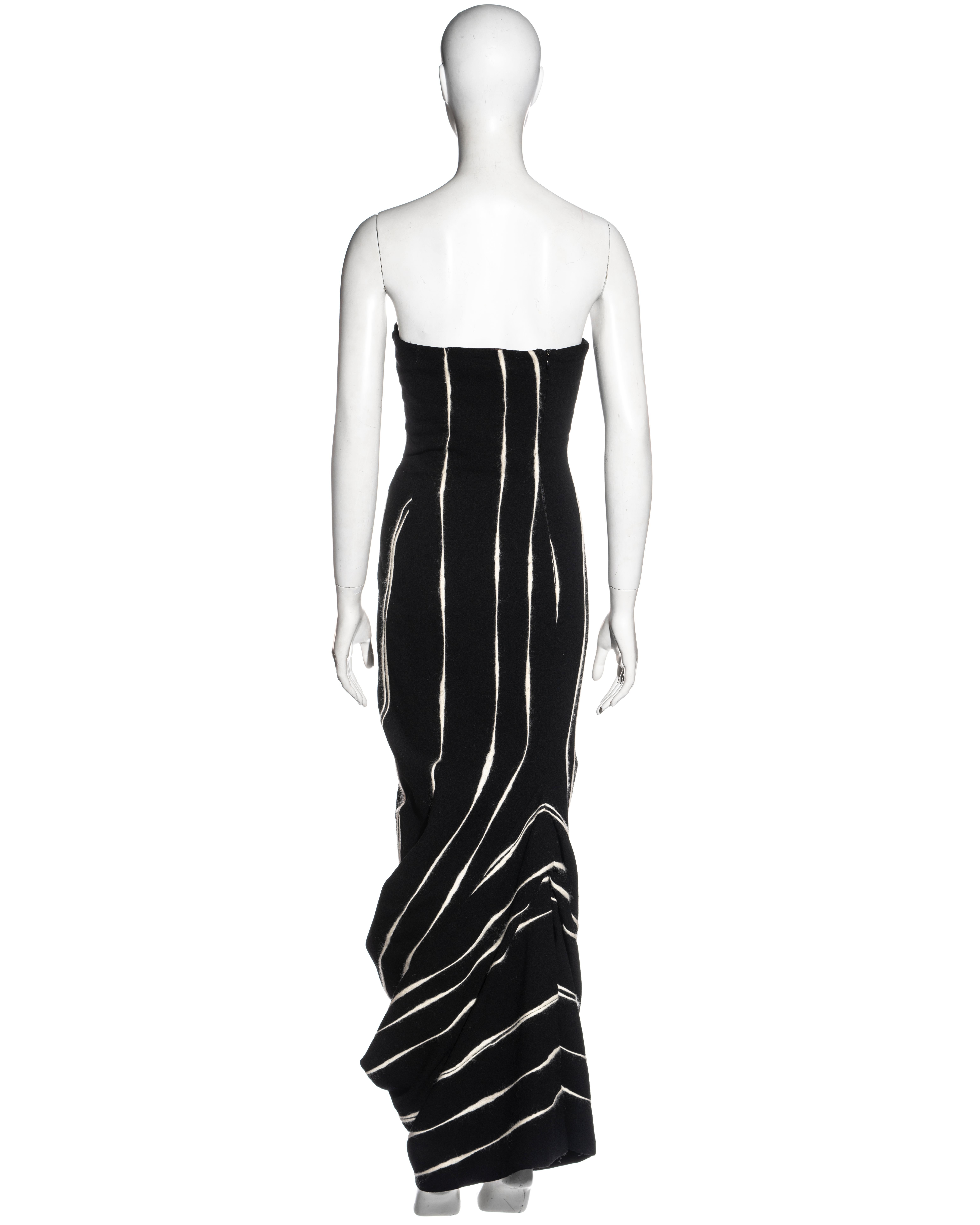 John Galliano vestido de tirantes de crêpe negro con rayas de mohair blanco, fw 1995 4
