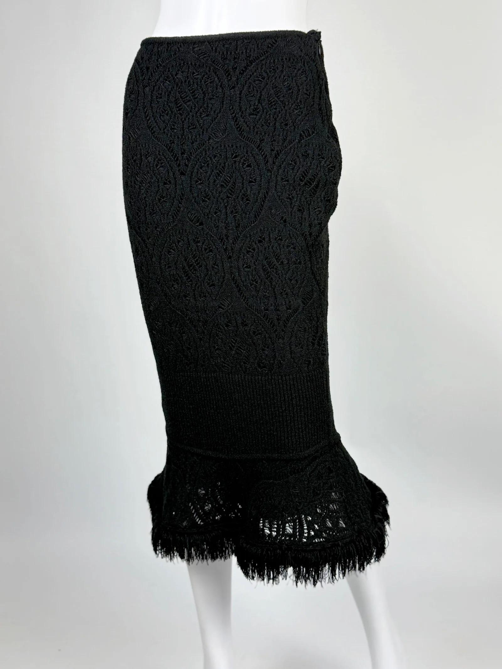 Jupe en maille noire à ourlet cannelé de John Galliano, automne-hiver 1998
Silhouette mince et près du corps qui s'évase à l'ourlet pour donner un aspect sculptural. 
Tricot richement texturé avec un motif orné en forme de dentelle
Large section