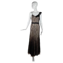 Vestido de noche de encaje negro de John Galliano con forro rosa pálido