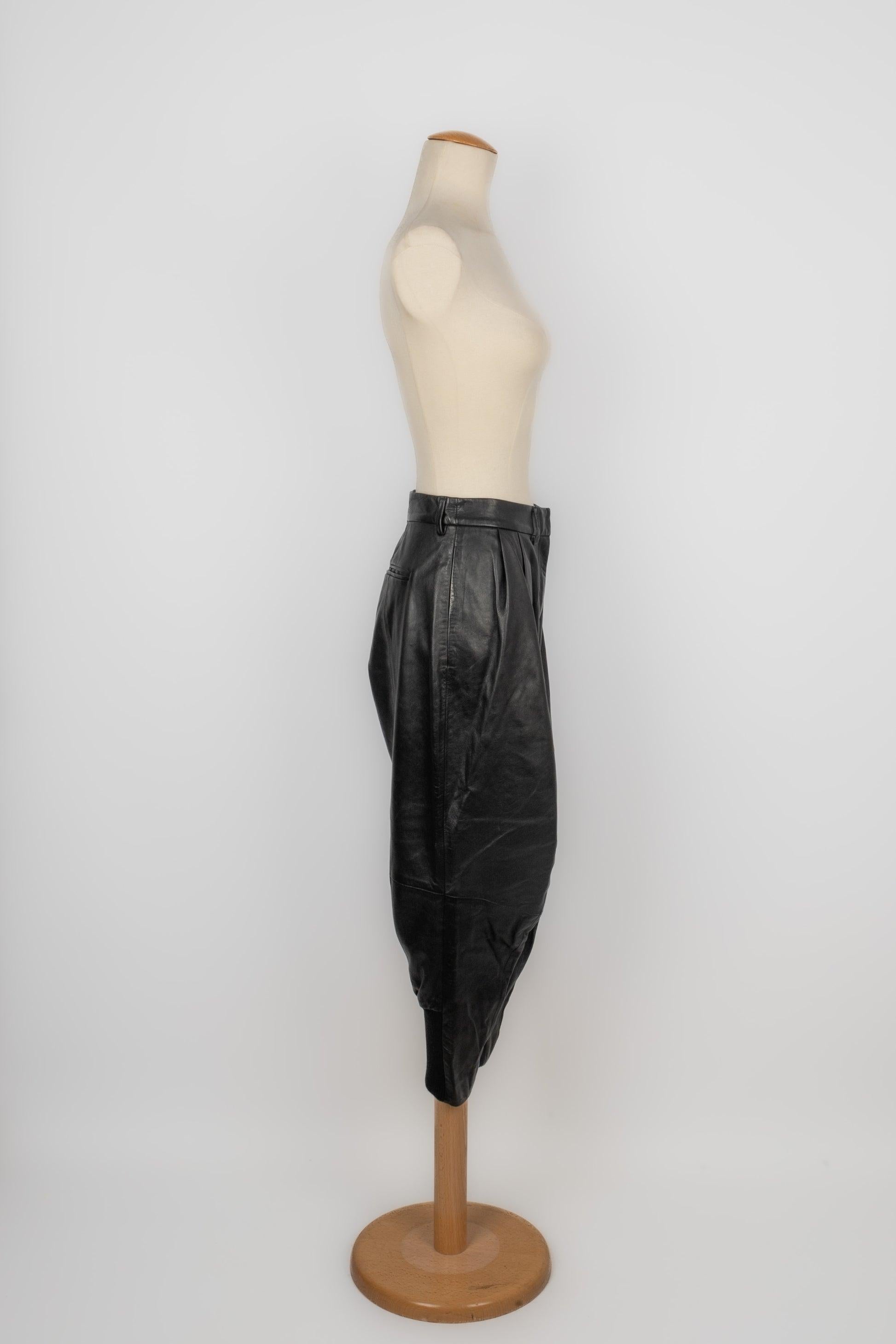 John Galliano - (Made in Italy) Schwarze Caprihose aus Lammleder. Größe 40FR angegeben.

Zusätzliche Informationen:
Zustand: Sehr guter Zustand
Abmessungen: Taille: 39 cm - Hüfte: 58 cm - Länge: 85 cm

Sellers Referenz: FJ49
