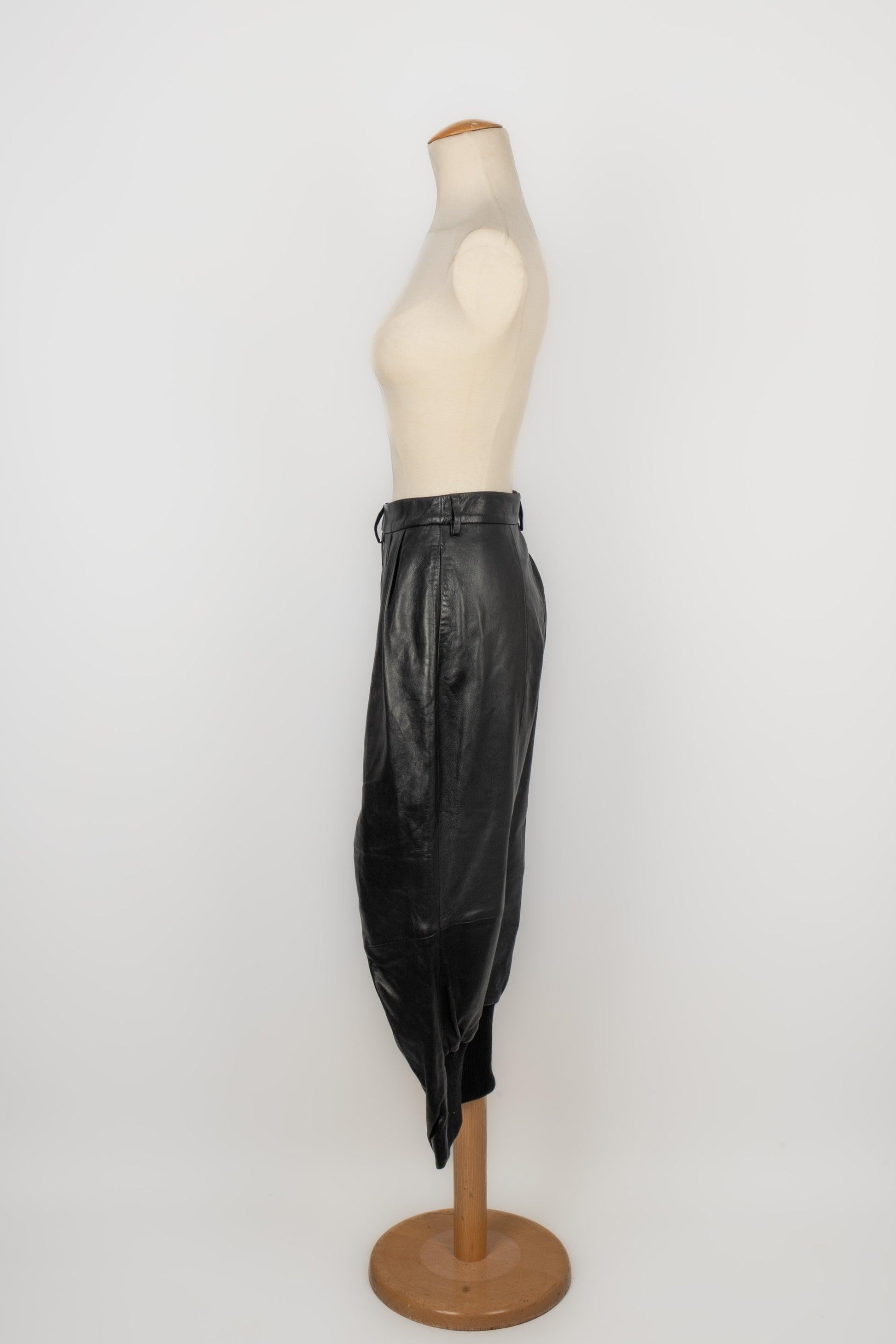 John Galliano Capri-Hose aus schwarzem Lammleder im Zustand „Hervorragend“ im Angebot in SAINT-OUEN-SUR-SEINE, FR