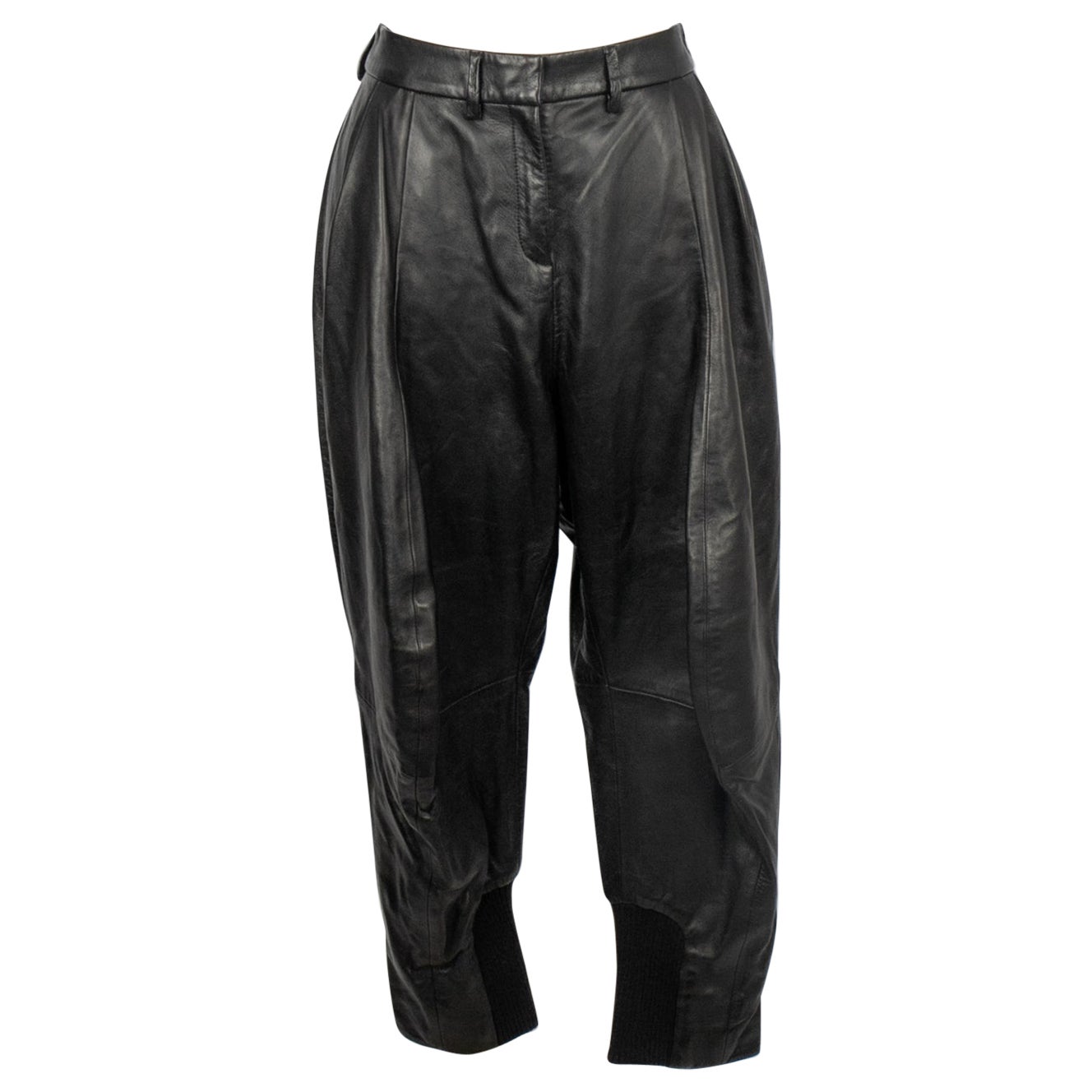 John Galliano Pantalones capri de piel de cordero negra