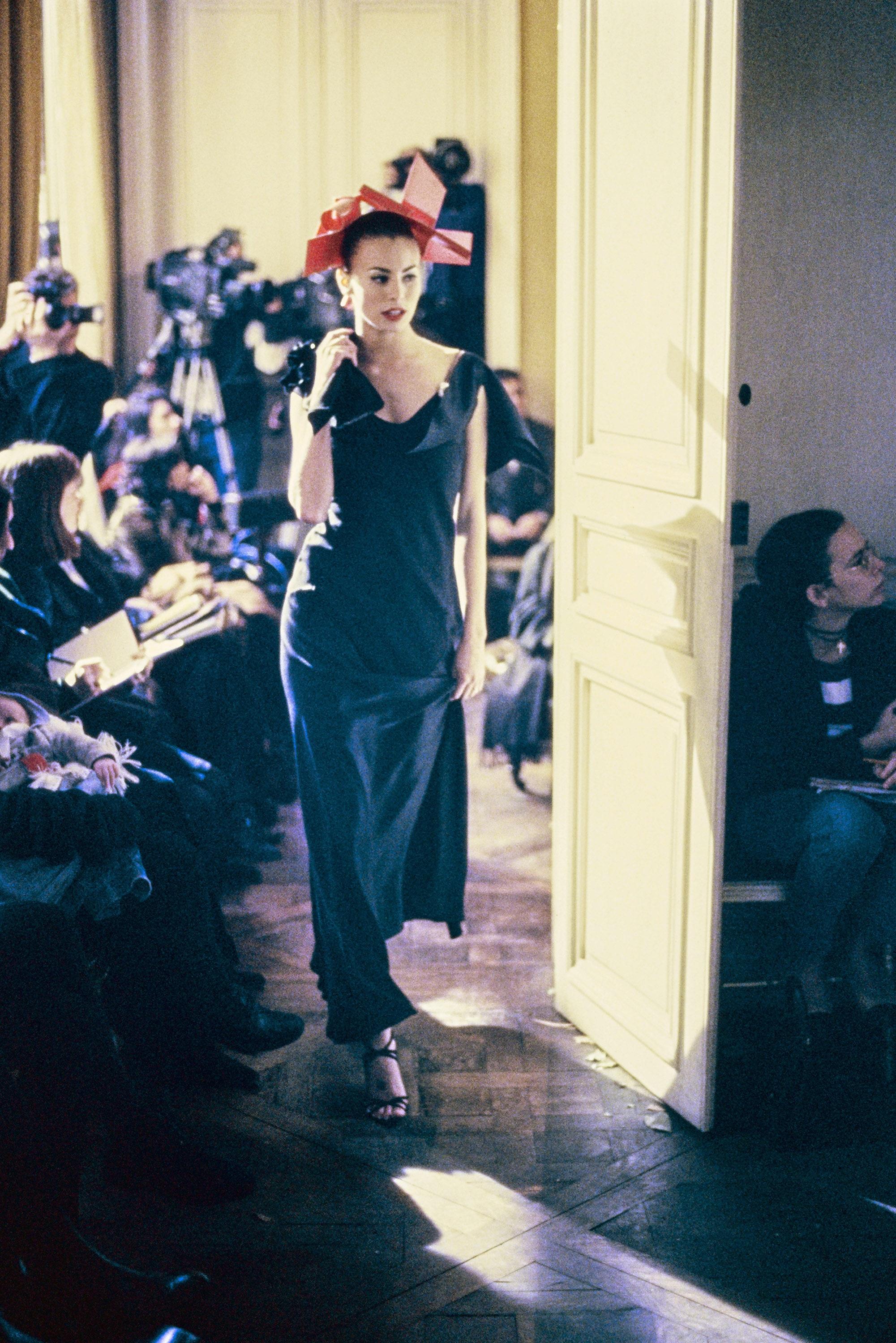 Noir John Galliano - Robe de soirée en crêpe noire à dos en satin, automne-hiver 1994 en vente