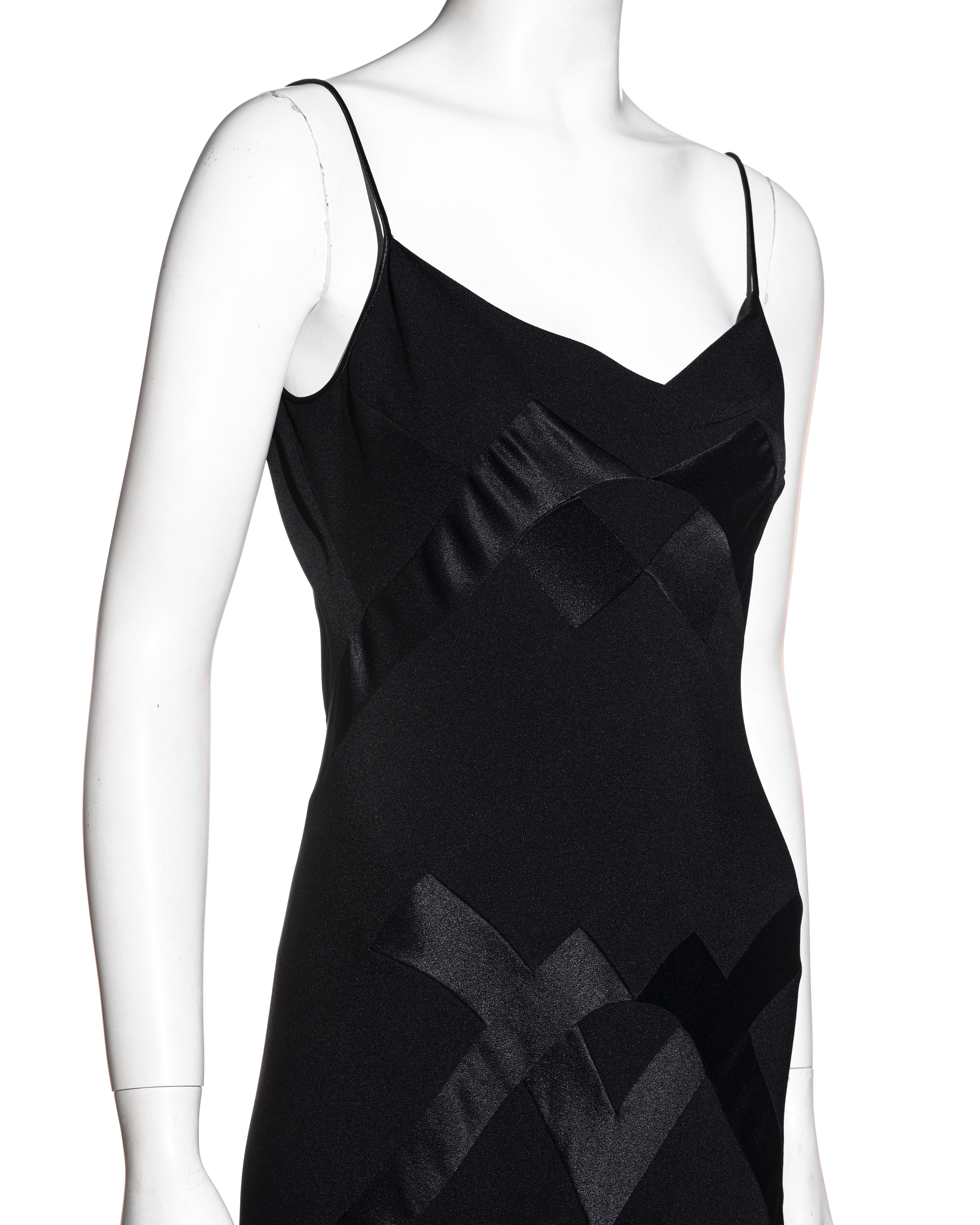 John Galliano vestido de noche formado de crepé negro satinado, ss 1995 3