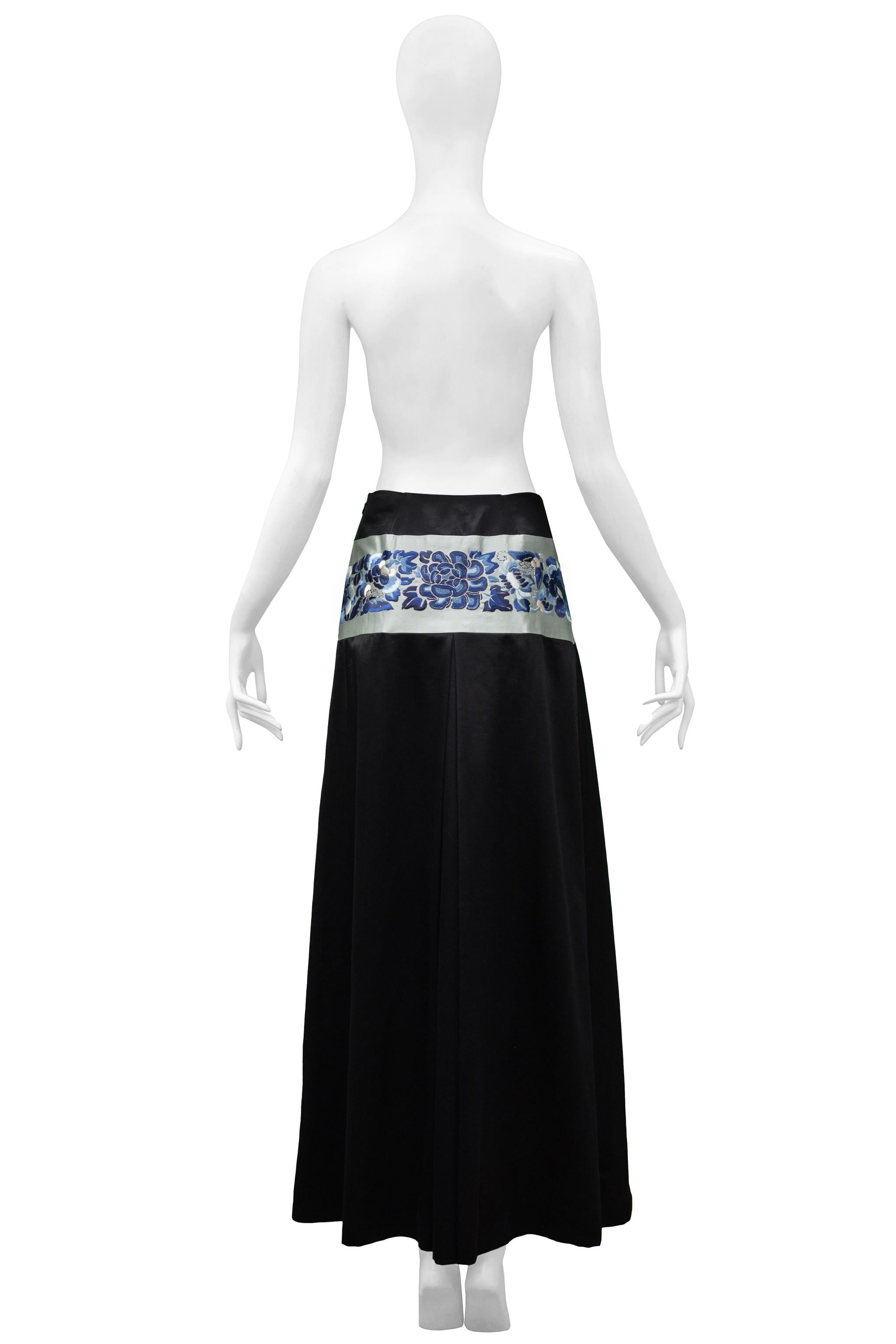 John Galliano Maxifalda de satén negro con cintura de inspiración asiática de flores azules en Excelente Estado en Los Angeles, CA