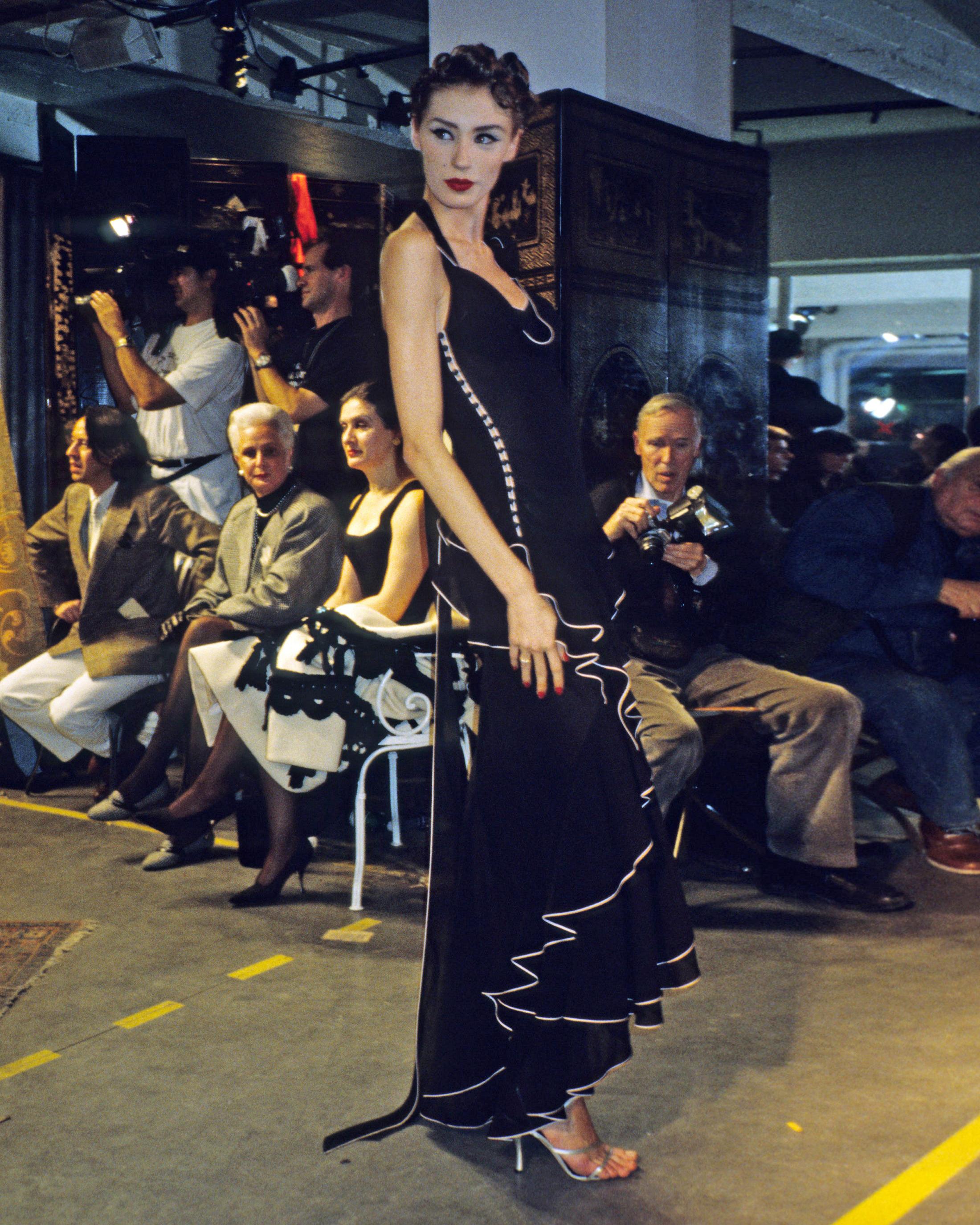 Robe de soirée à volants en mousseline de soie noire coupée en biais John Galliano, P/E 1995 Pour femmes en vente