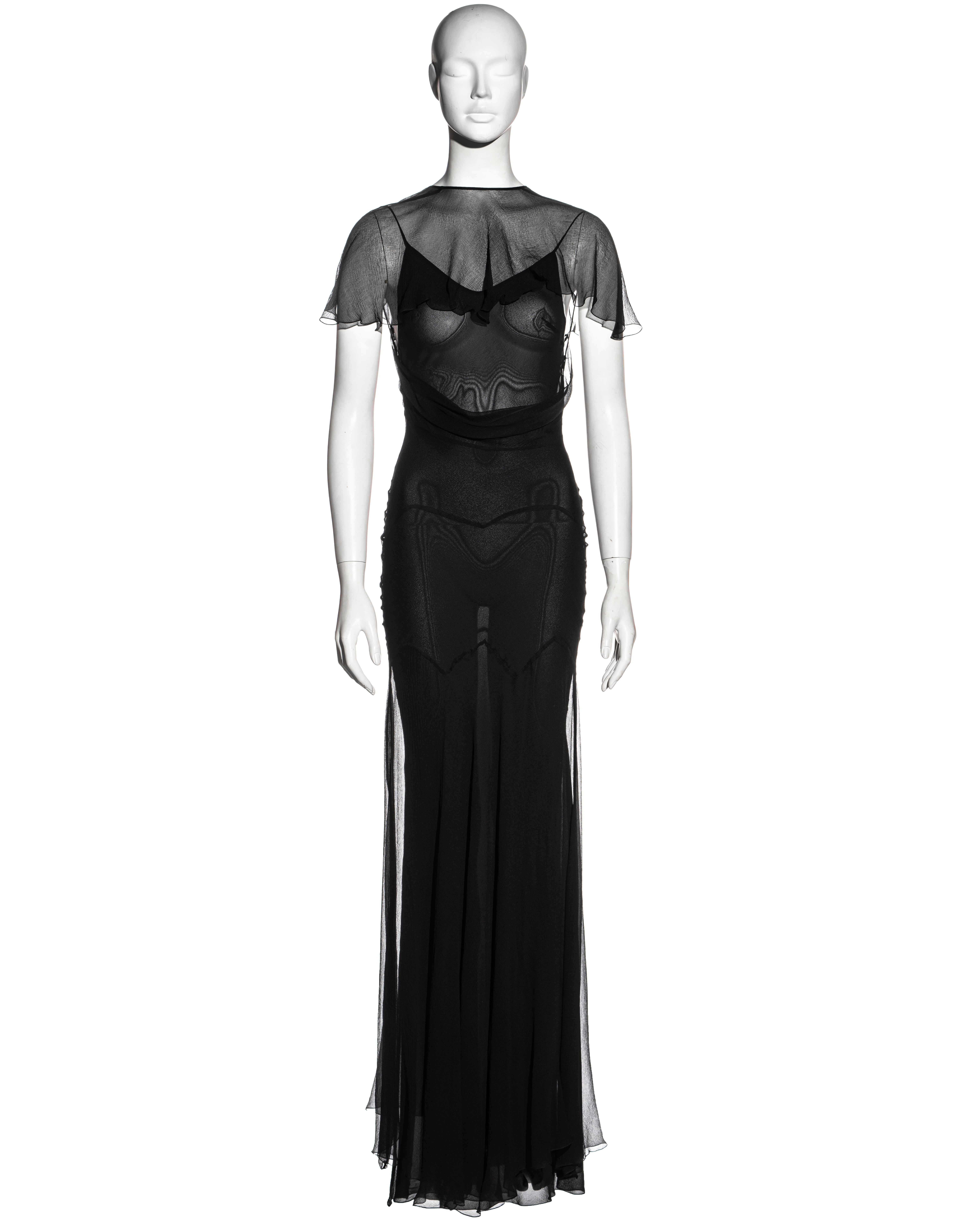 ▪ Vestido de noche de gasa de seda negra John Galliano de corte al bies 
▪ Detalle de volantes en el corpiño 
▪ Cuello caplet 
▪ El sobrevestido se puede peinar de las dos maneras 
▪ Vestido con abertura en la espalda, tirantes finos y aberturas a