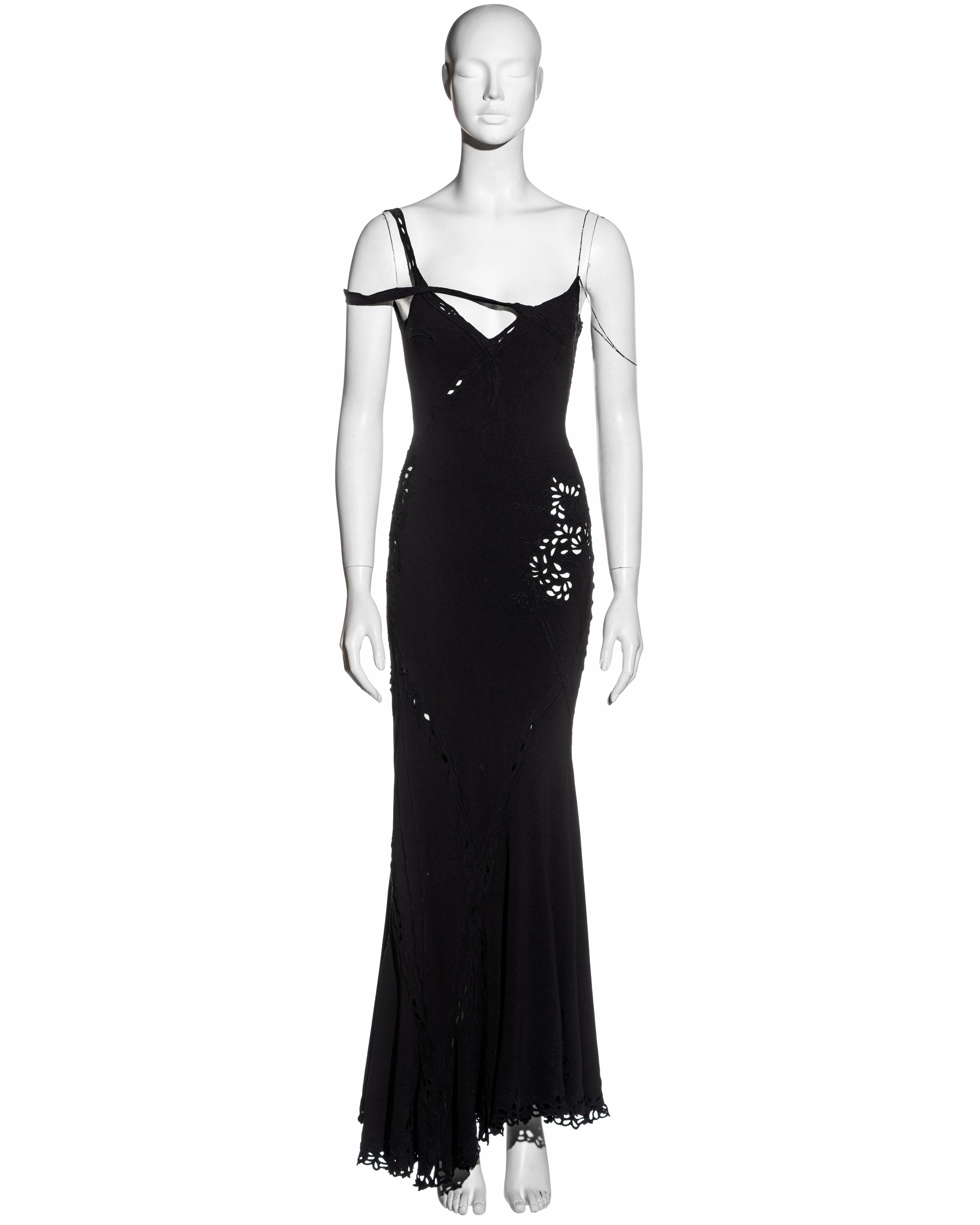 ▪ Vestido de noche calado de crepé de seda negro John Galliano
▪ Bordado floral y de mariposas 
▪ Bandolera de dos tiras de cadena metálica a un hombro
▪ Sin hombro y correa cruzada a un hombro 
▪ Corte sesgado 
▪ 100% Seda
▪ FR 38 - UK 10 - US 6
▪