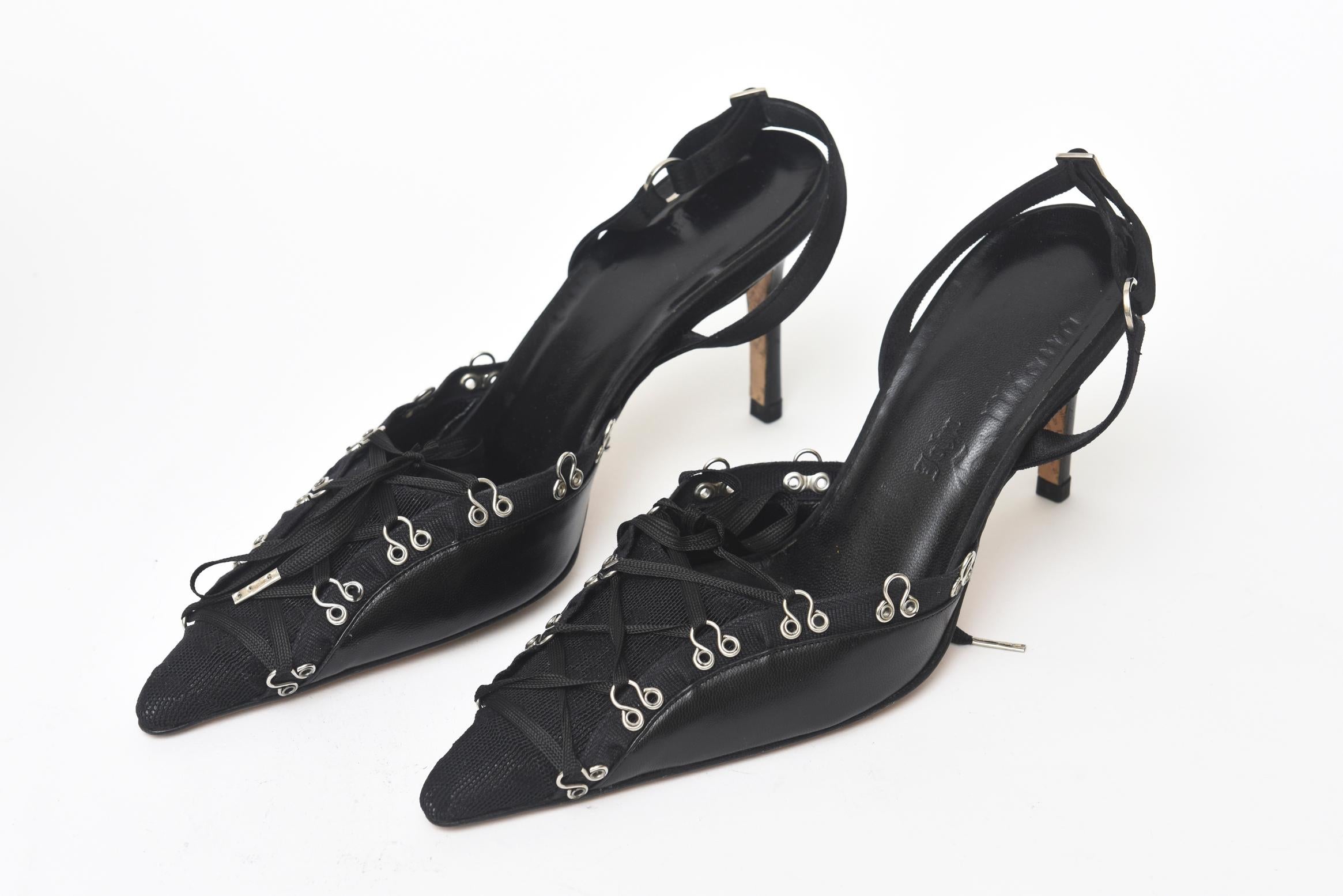 Ces chaussures italiennes John Galliano toujours très chics:: en soie noire:: sont tellement à la mode. Ils ont leur boîte d'origine. Ils n'ont été portés qu'une seule fois. Ce sont des lacets à œillets et le motard chic rencontre le soir.  Le nom