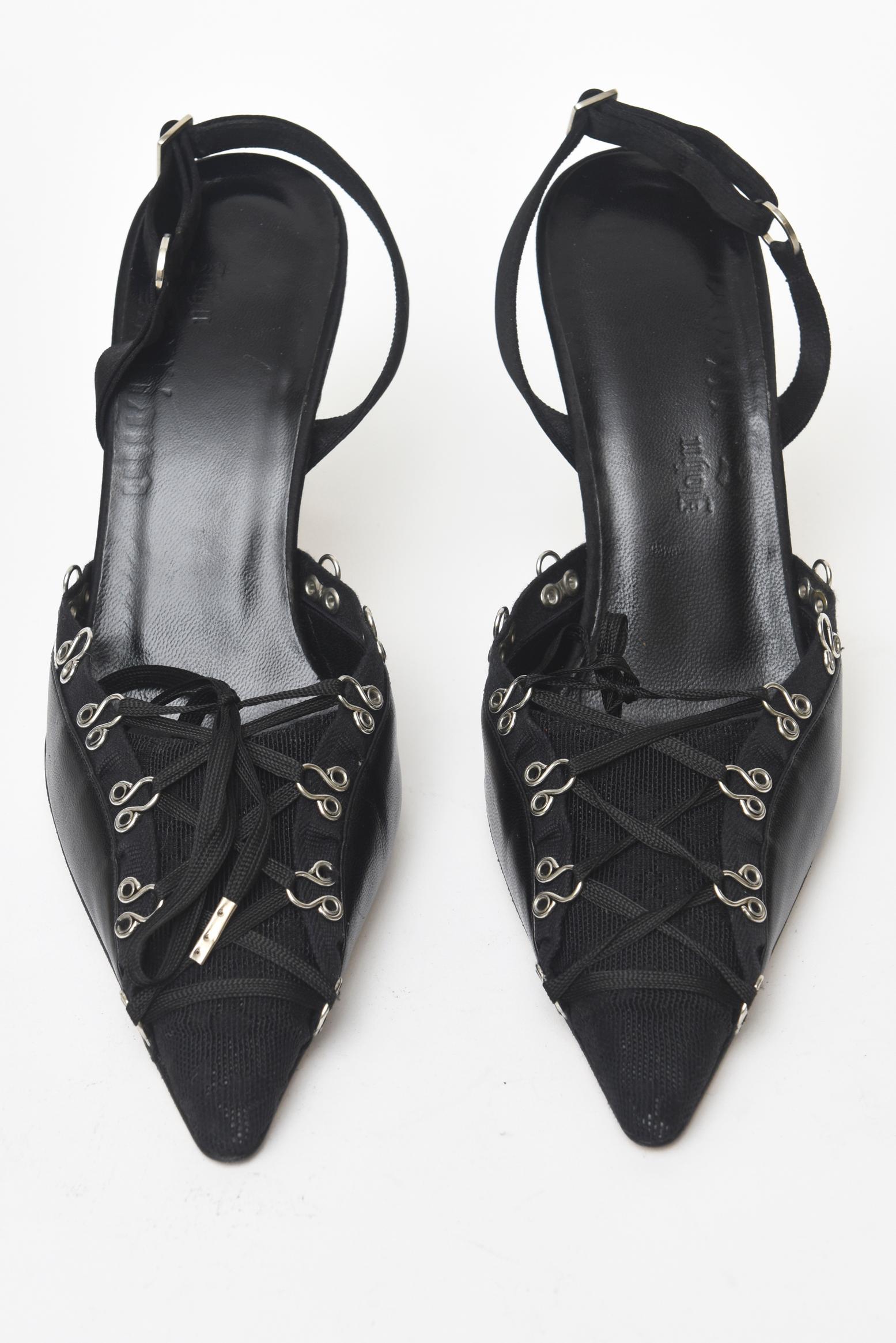 talons aiguilles et bas de soie noire