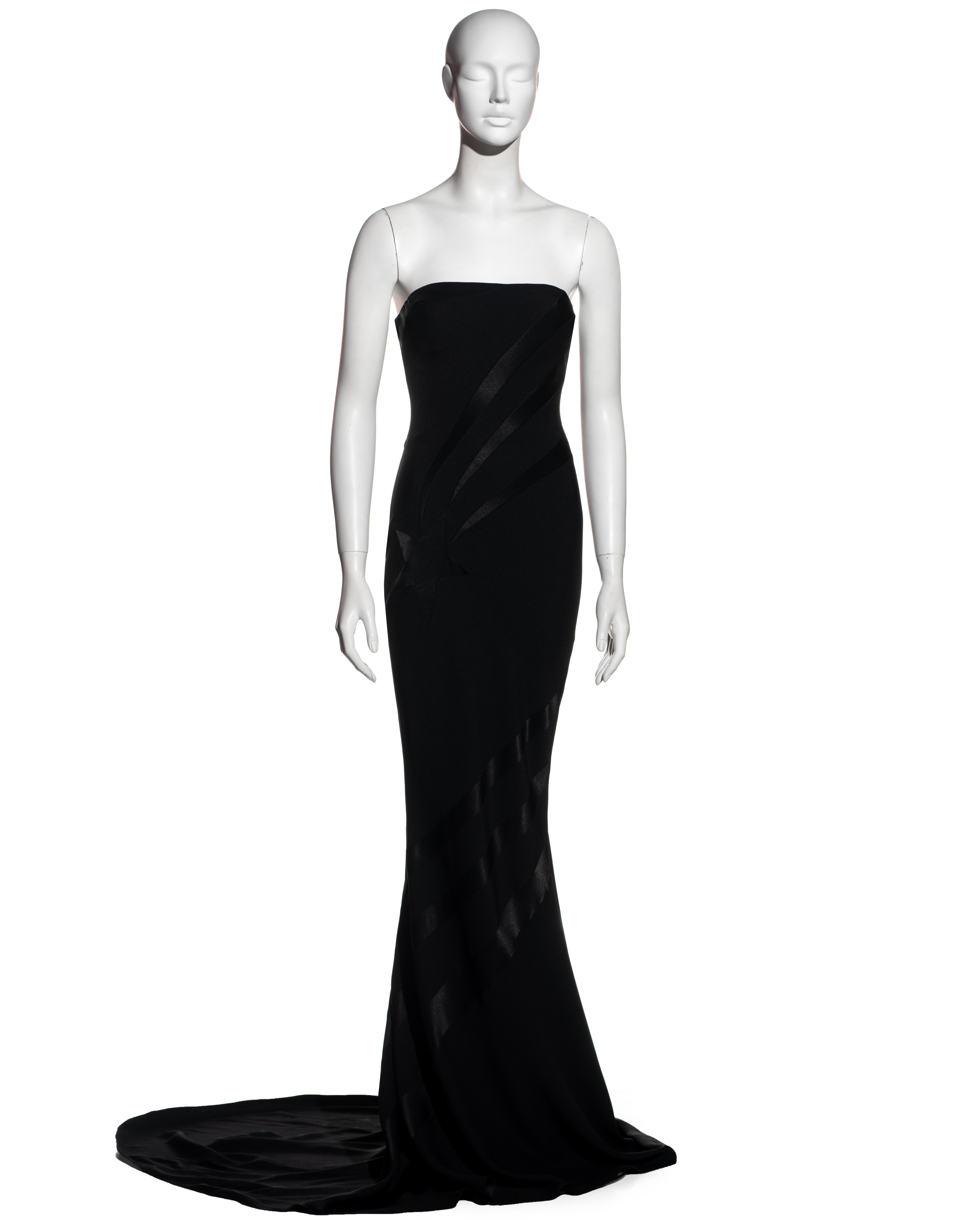 ▪ John Galliano black satin-backed crepe strapless bias-cut evening dress 
▪ Shooting star panels at front and back
▪ Built-in silk corseted bustier with padded bra 
▪ Trained skirt 
▪ 80% Acetate, 20% Rayon
▪ FR 40 - UK 12 - US 8
▪ Spring-Summer