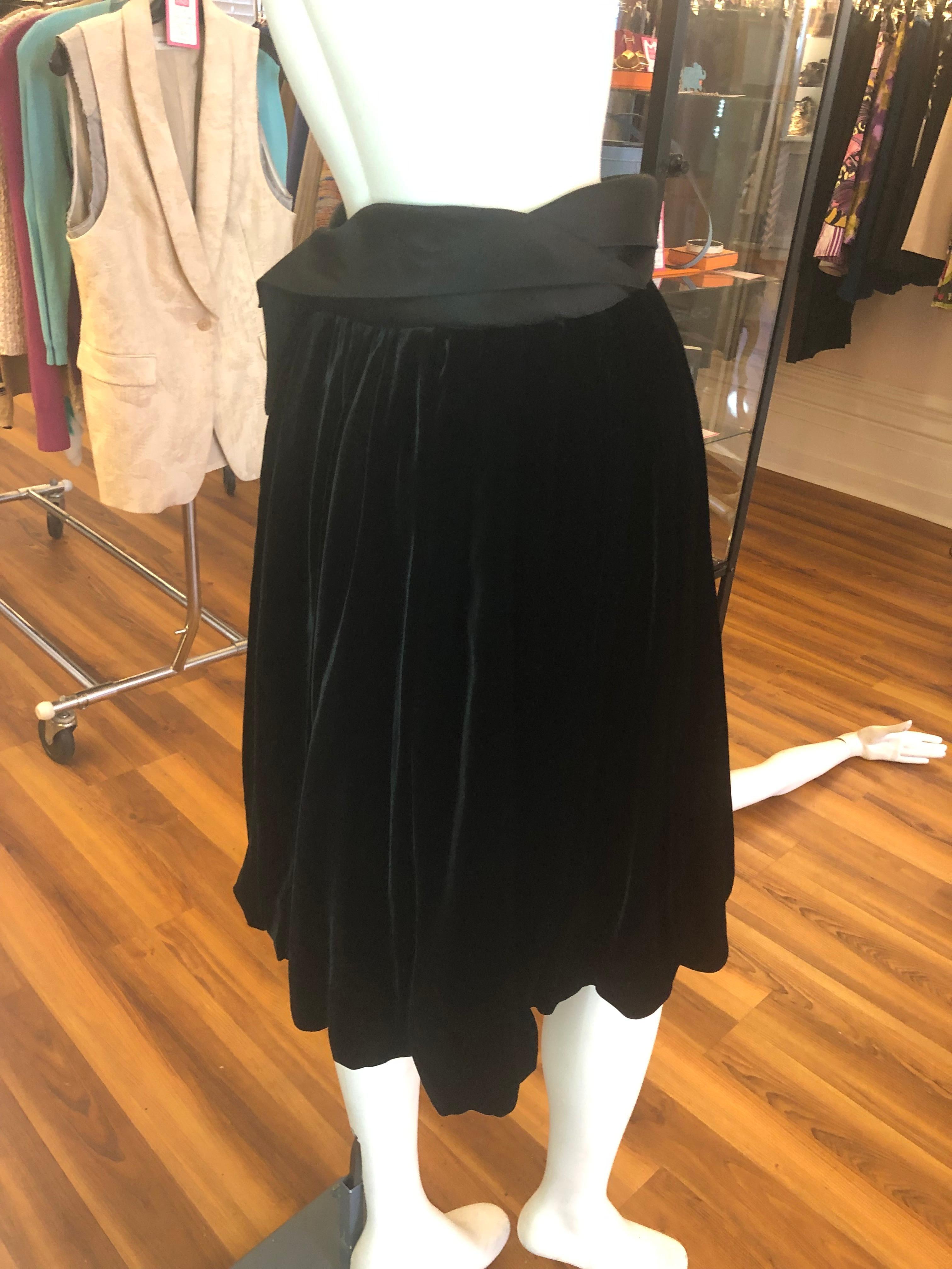 Ésta es una preciosa falda burbuja de terciopelo negro diseñada a mediados de la década de 2000 por John Galliano.
El terciopelo se complementa con una banda de satén negro en la cintura.