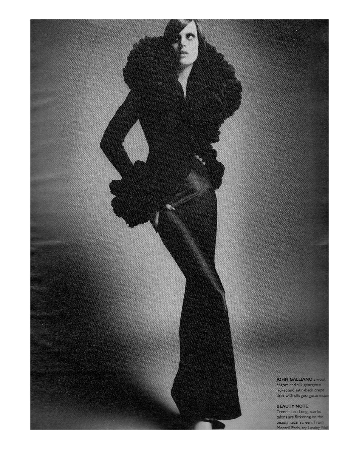 John Galliano Schwarze Jacke mit Rüschen aus Wolle und Seide und schräg geschnittener Rock:: fw 1995 im Zustand „Hervorragend“ in London, GB