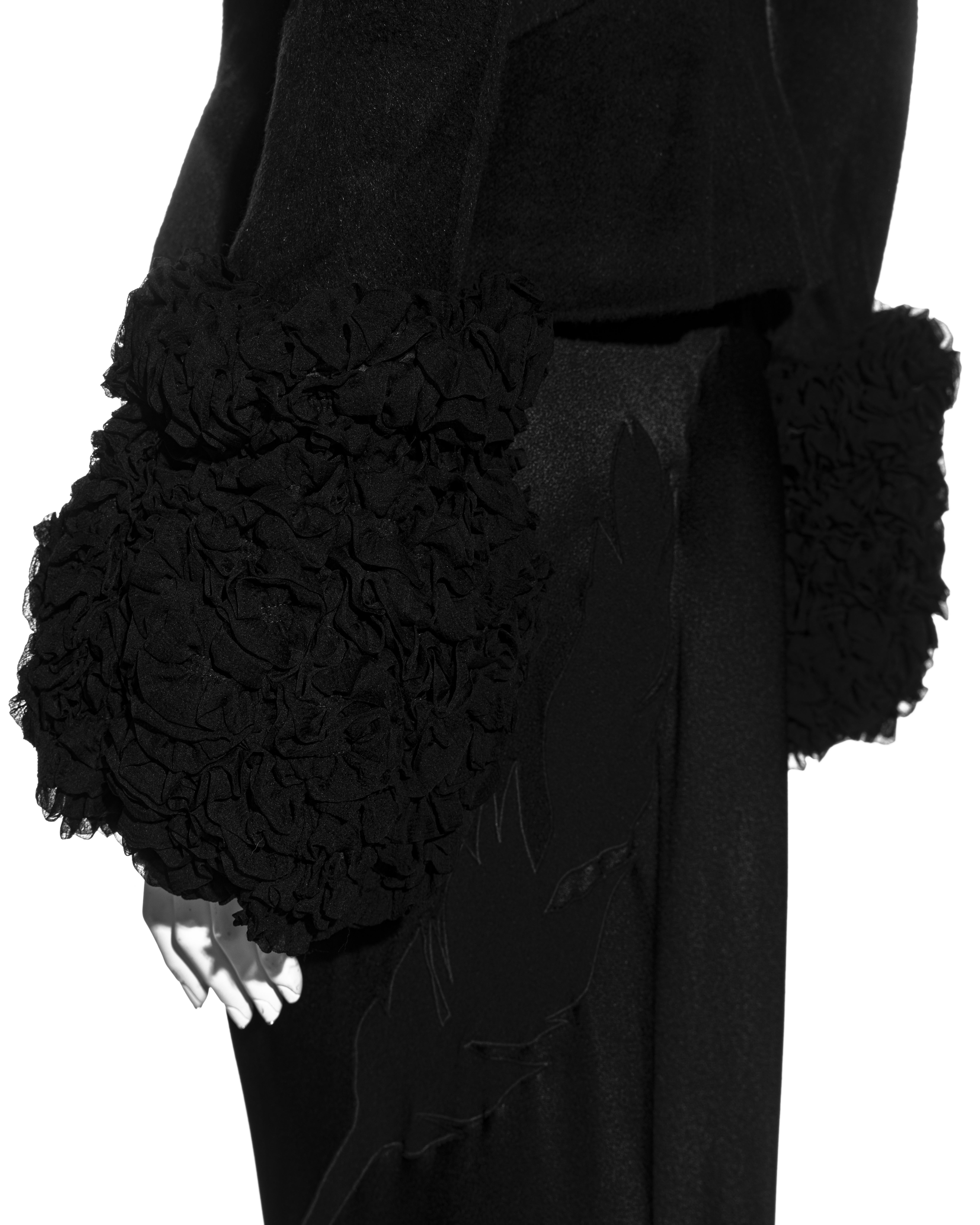 John Galliano Schwarze Jacke mit Rüschen aus Wolle und Seide und schräg geschnittener Rock:: fw 1995 4