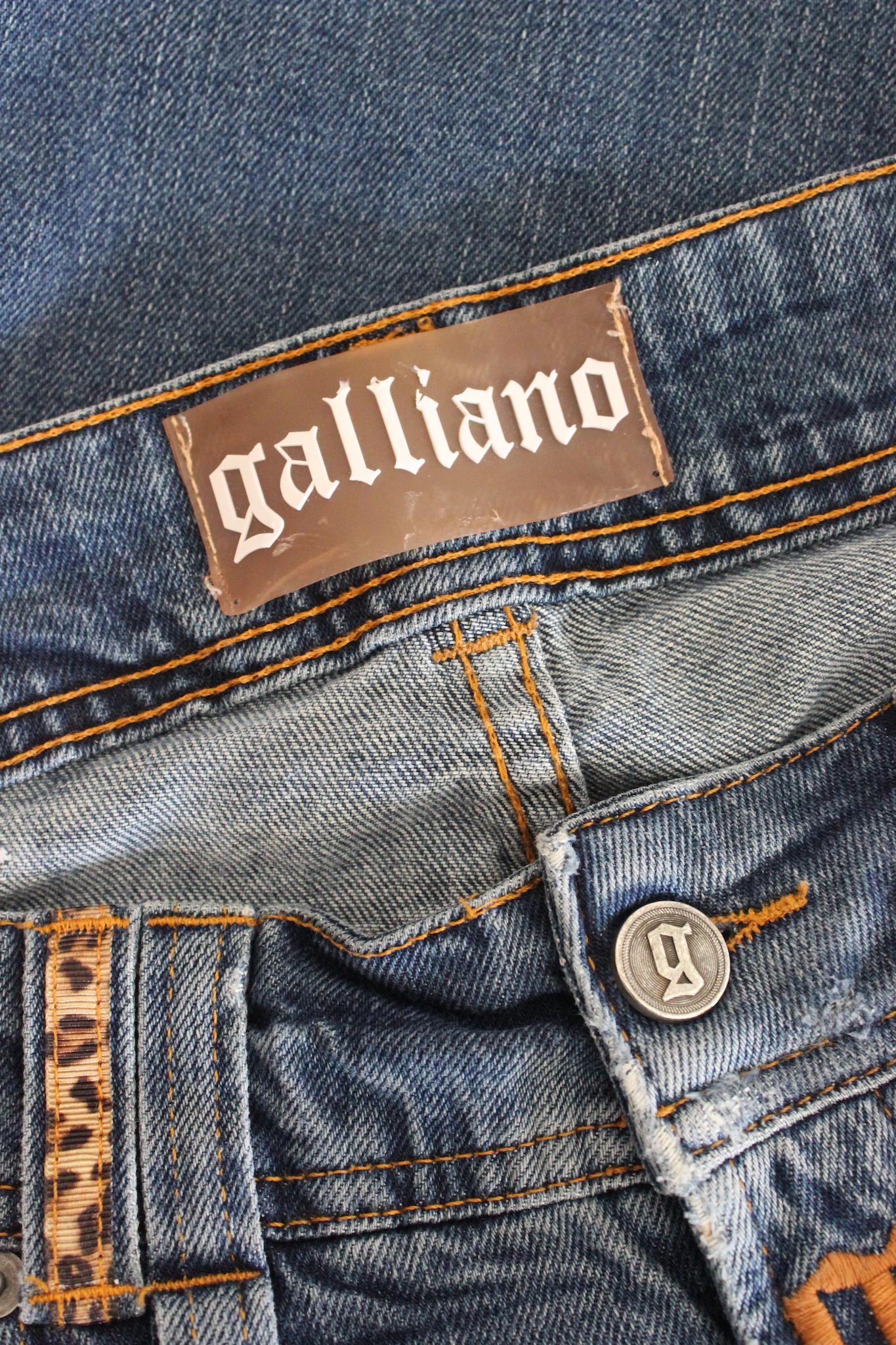 John Galliano vintage 2000s jeans. Blue color, straight pattern, ankle length. 80% cotton, 12% lyocel, 8% elastane fabric. Made in italy.

Size: 42 It 8 Us 10 Uk

Waist: 37 cm
Length: 107 cm
Internal length: 90 cm
Hem: 18 cm