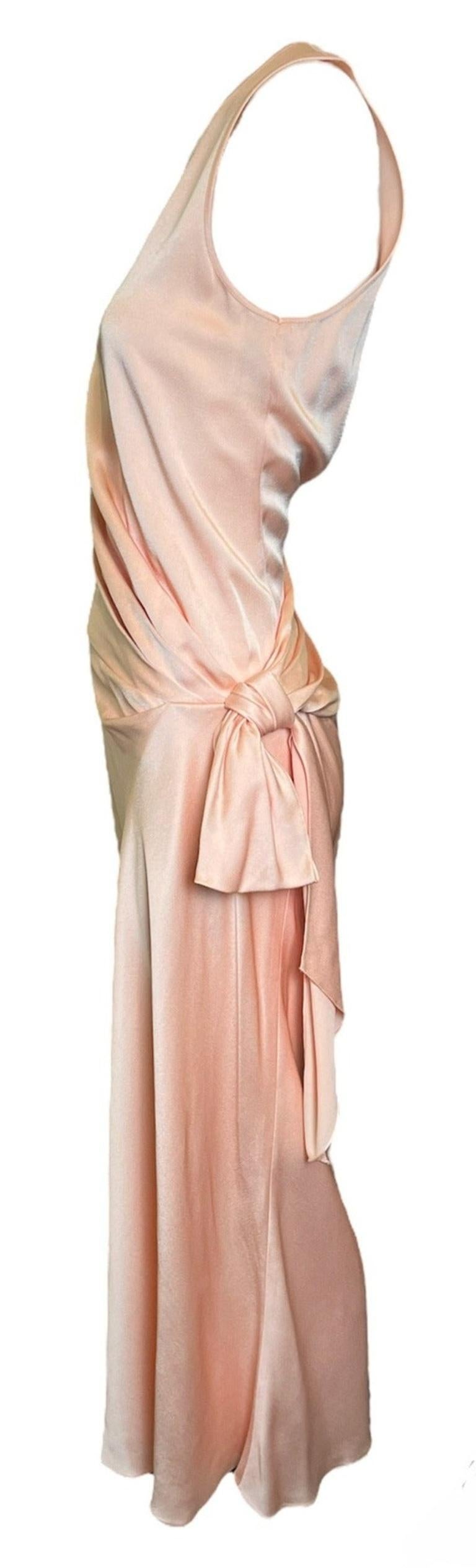 Este vestido de inspiración vintage de John Galliano, de la década de 2000, es un bello complemento para cualquier armario. Corte al bies de satén de seda popularizado a finales de los años 20 y principios de los 30, y una silueta muy apreciada de