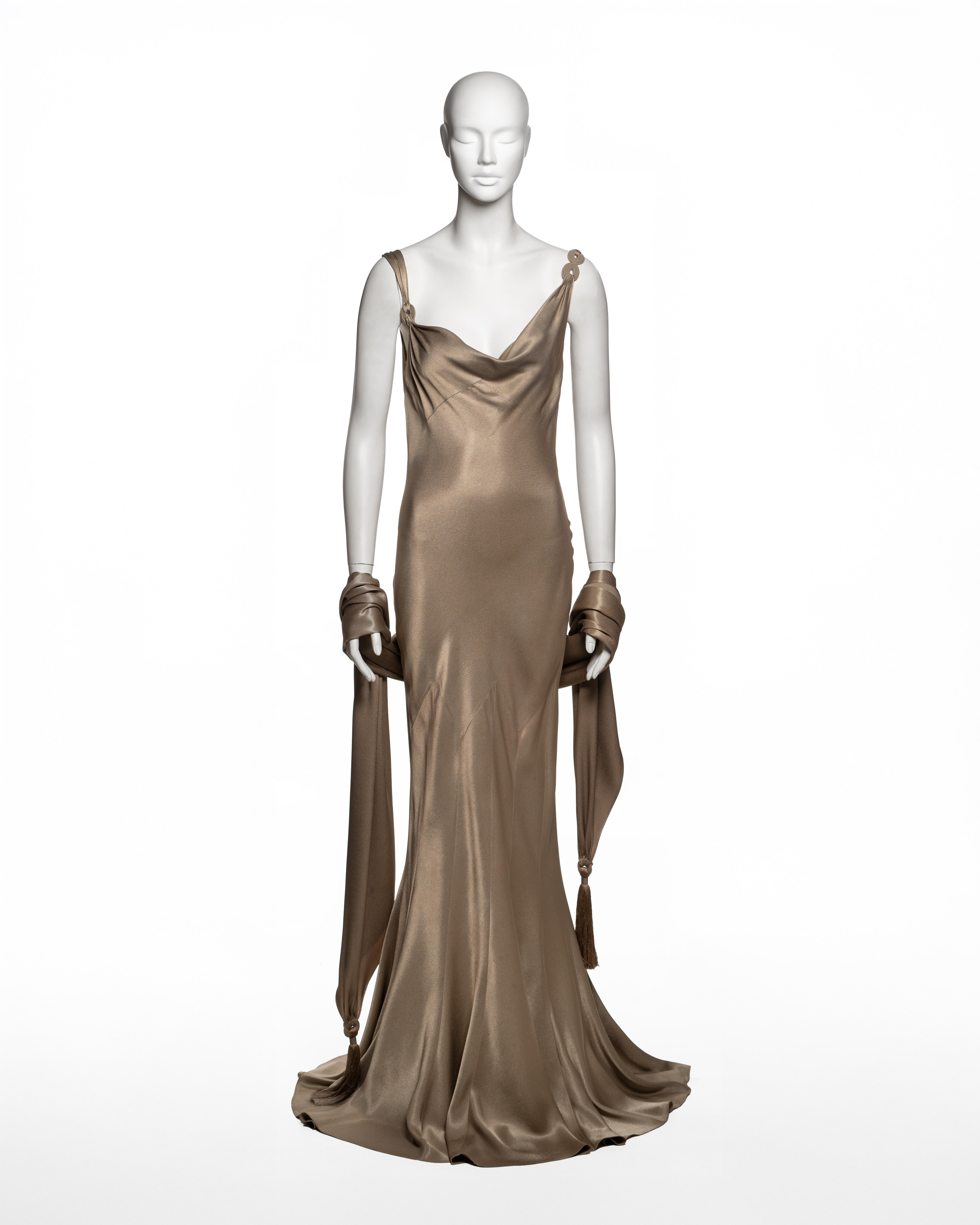 John Galliano Bronze Schrägschnitt-Satin-Abendkleid und Fransenschal, SS 2000 im Zustand „Hervorragend“ im Angebot in London, GB