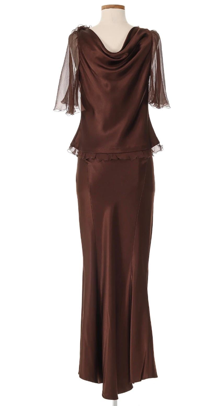 Ensemble de jupes John Galliano en soie marron riche. Il s'agit d'un ensemble luxueux et féminin qui se drape magnifiquement sur le corps. Cette pièce est à la fois discrète et glamour, avec un attrait intemporel.

Top

Épaules 18 in
Buste 36