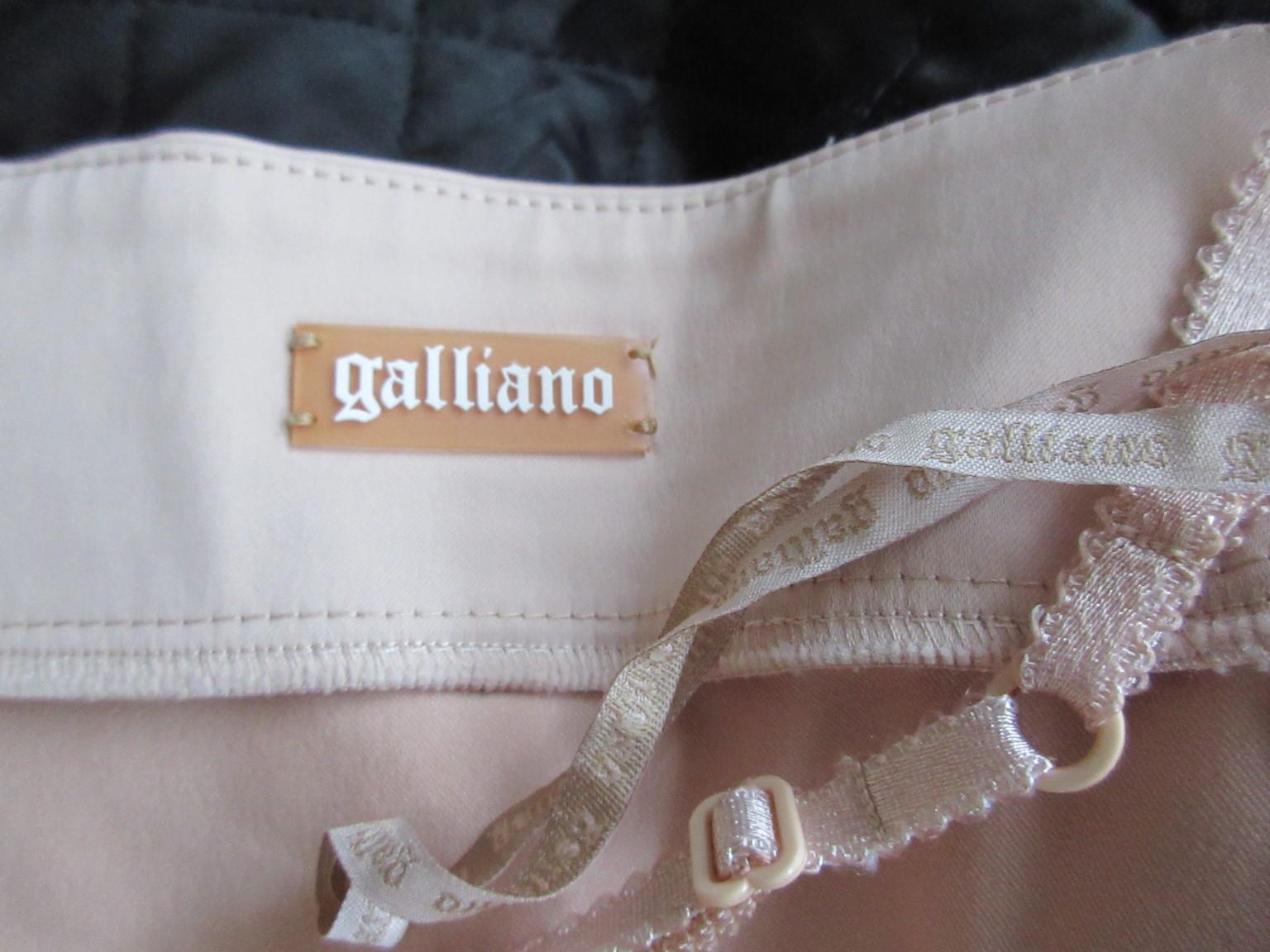 Vestido corsé clásico Galliano , color carne/rosa con cremallera lateral
La talla es la 40 de Francia, pero queda como la 36 de la UE.
con estiramiento
Talla marcada 26/40

Ofrecemos más artículos vintage exclusivos, consulta nuestra tienda