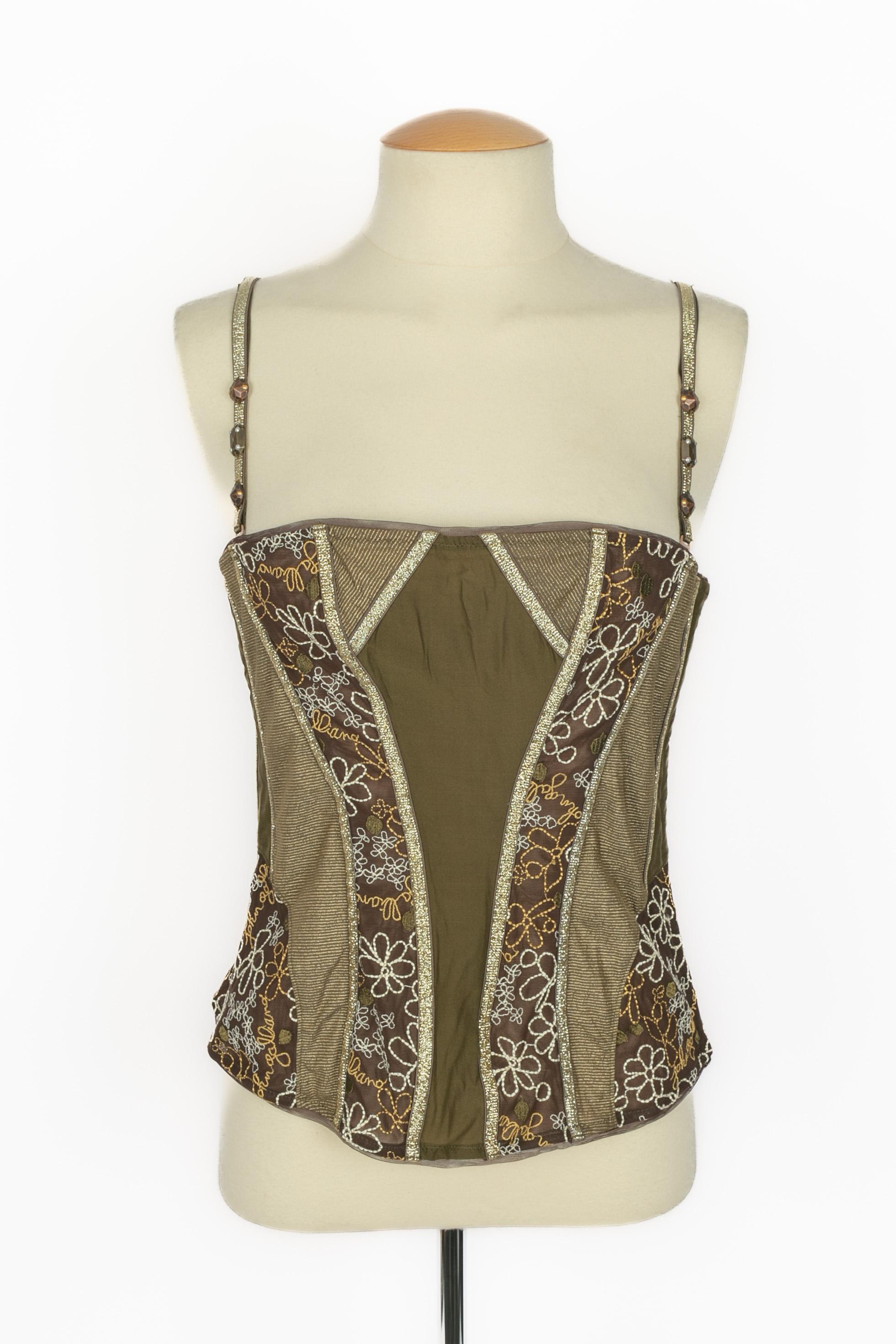 GALLIANO - (Fabriqué en France) Top bustier de couleur marron et vert avec des fils de lurex dorés. Taille L.A. indiquée, elle convient à un 40FR/42FR.

Condit :
Très bon état.

Dimensions :
Poitrine : 40 cm - Taille : 36 cm - Longueur : 38