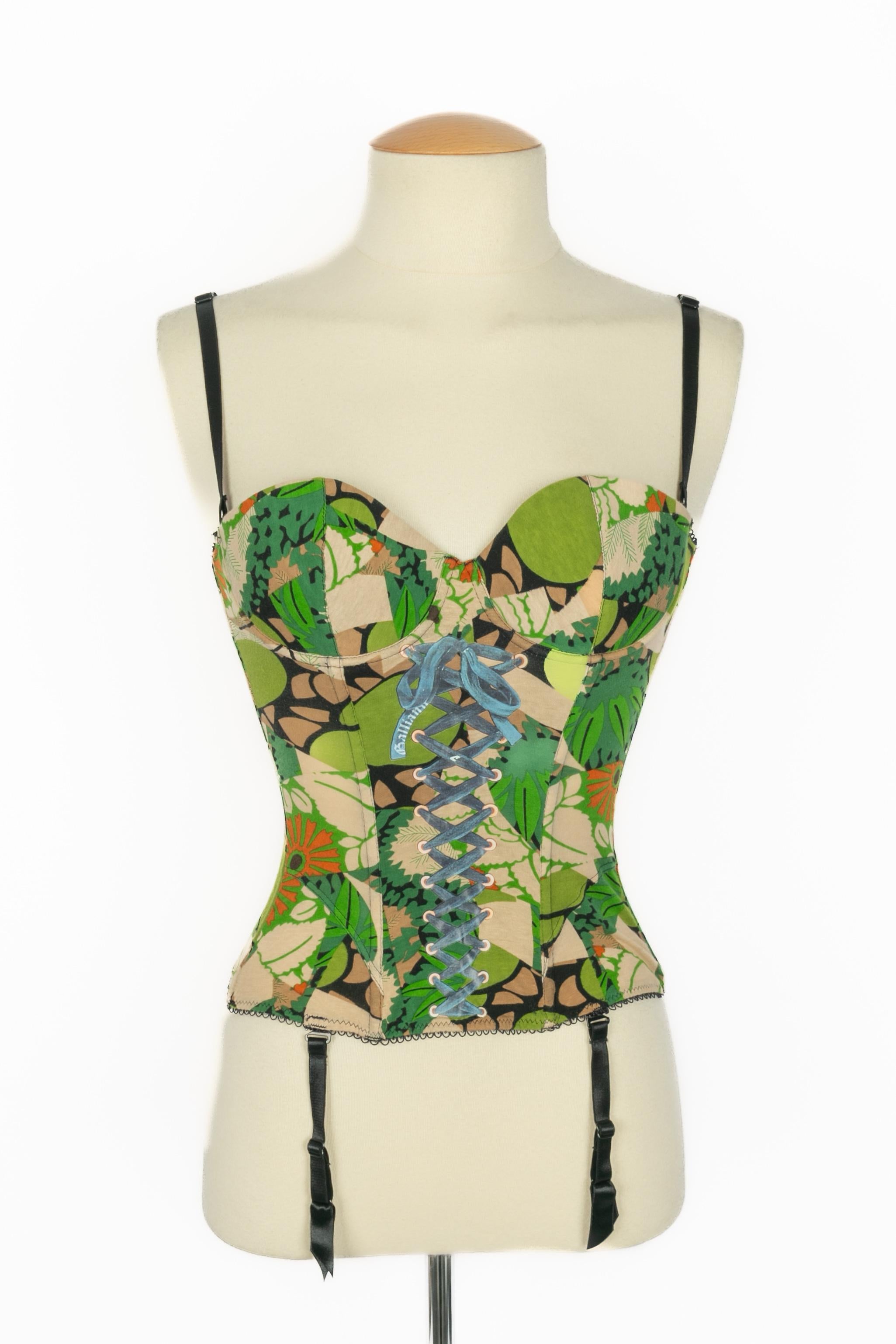 GALLIANO - (Made in France) Top bustier in cotone misto nei toni del verde, beige e nero. Indicata la taglia 85B.

Condizioni:
Ottime condizioni

Dimensioni:
Petto: da 70 a 73 cm - Vita: da 63 a 66 cm - Lunghezza: 34 cm

SKU:FH267