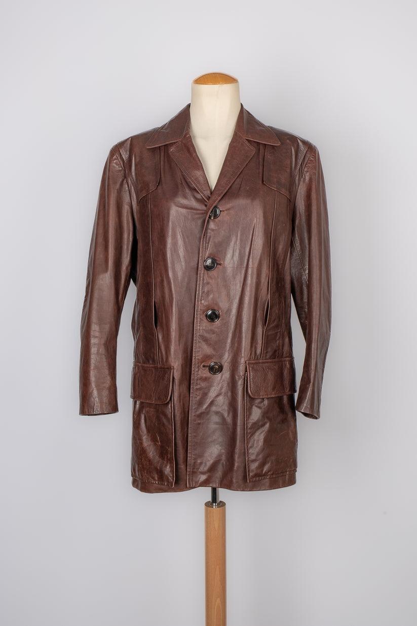John Galliano - (Made in France) Calfskin coat with a silk lining. 40FR size indicated.

Additional information:
Condition: Good condition
Dimensions: Shoulder width: 45 cm - Chest: 52 cm - Sleeve length: 58 cm - Length: 80 cm

Seller Reference: M90
