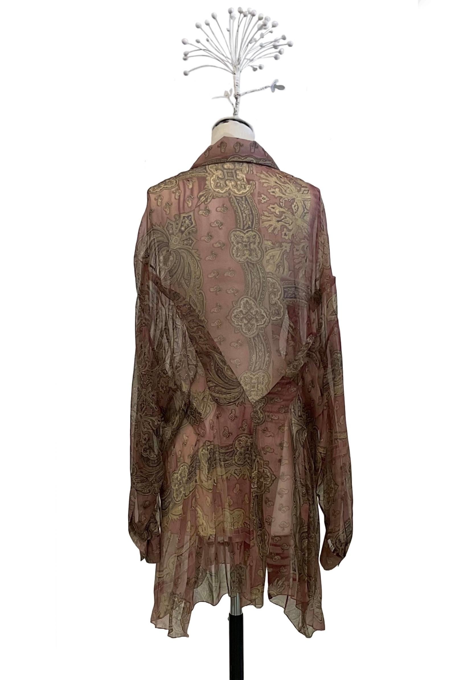 100% silk chiffon shirt printed with paisley pattern by John
Galliano from the Ready to Wear Fall Winter 2006 collection .
The shirt has an over fit and is slightly shorter
front than the back.
It is closed by two-hole mother-of-pearl buttons.
The