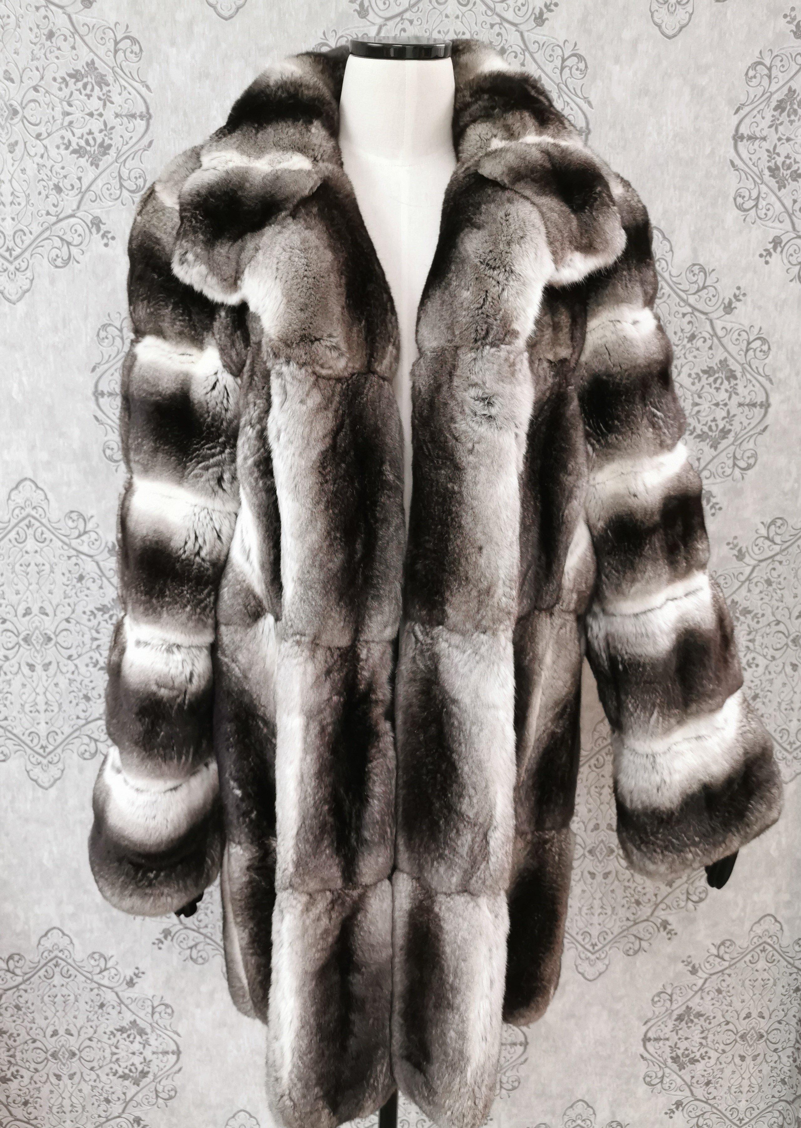 John Galliano Grey Chinchilla Fur Three-Quarter Length coat 

Short collar, straight sleeves, dual seam pockets at hips and German hook-and-eye closures at front

Made in France

SIZE (16) (equivalent of Size L)

Measurements

Length 35